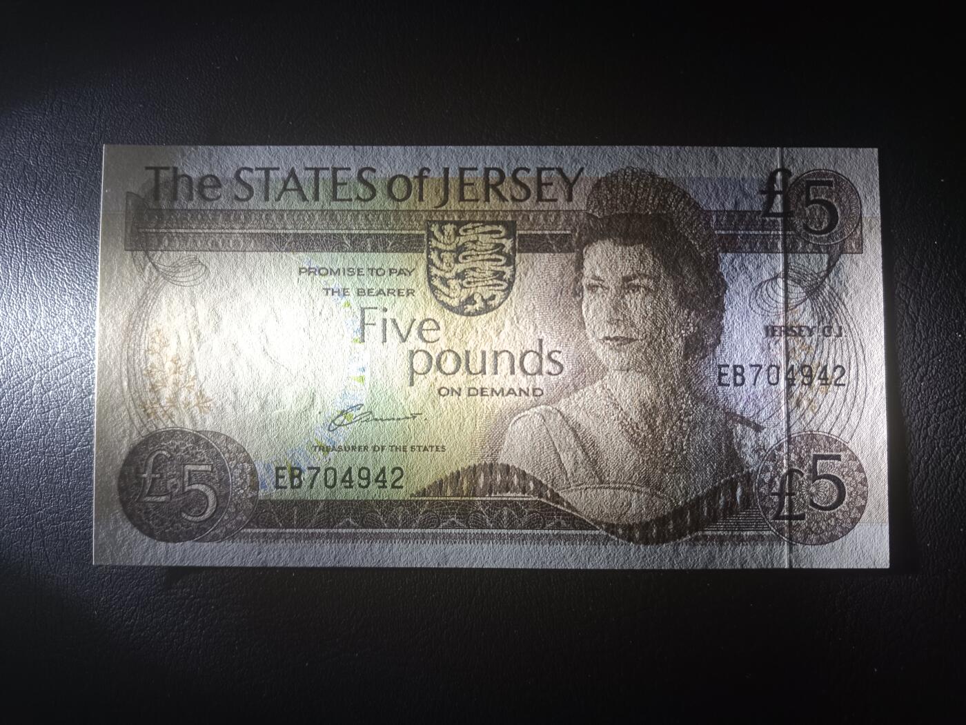 2025十一月第四期，总202期 泽西岛1983版5镑UNC双冠，稀有的珍珠冠女王版本中高面值，女王和伊丽莎白堡