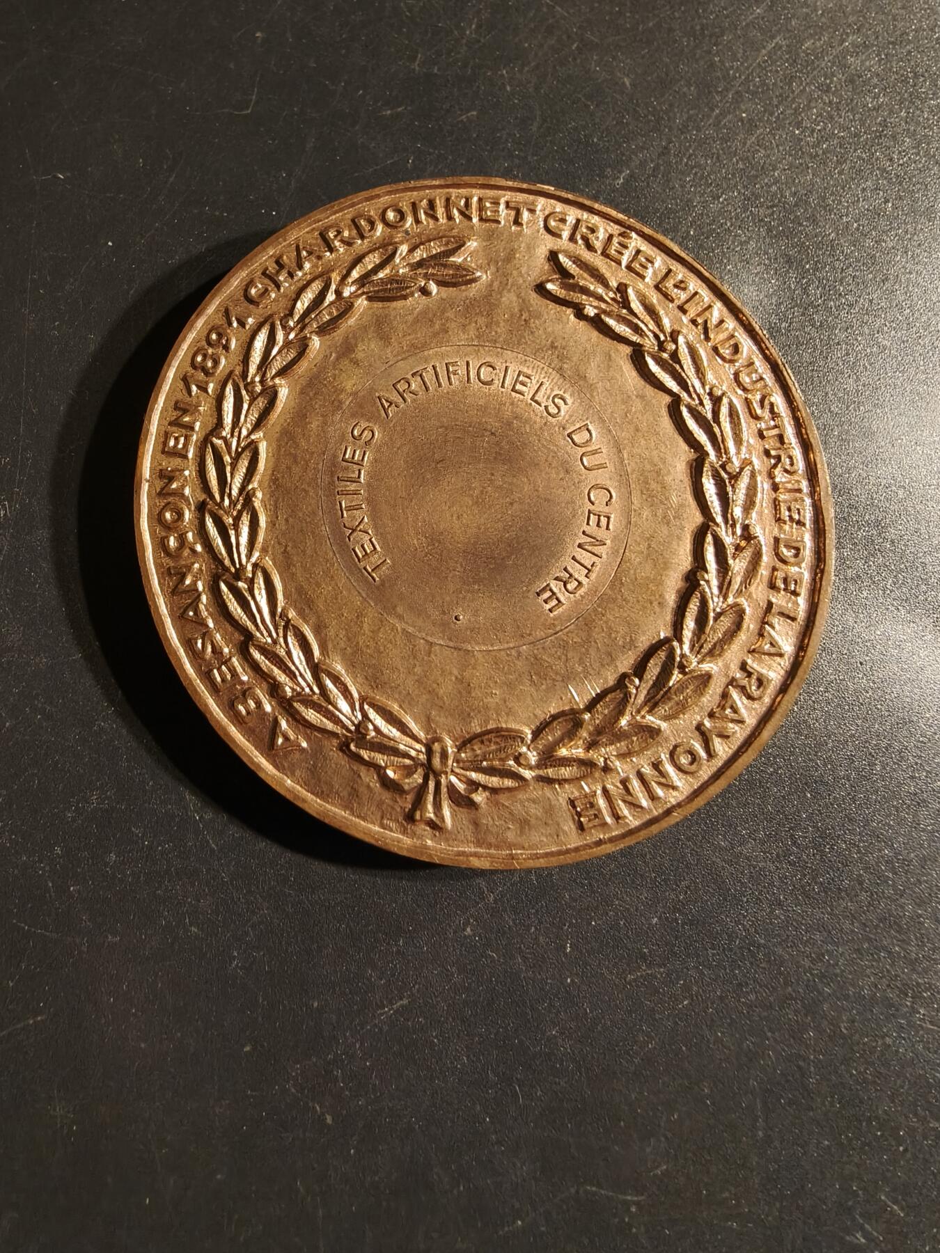 老王徽章第163期 13-15日三场连拍 16日统一发货  13、14日结束后可寄存  法国工程师和发明家伊莱尔·德·夏尔多内（人造丝之父）大铜章      直径62mm.     重量120.1g