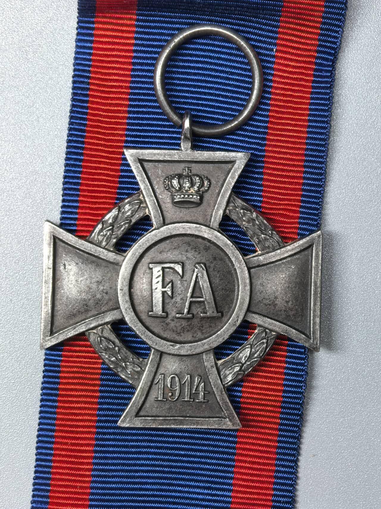 小驴勋章奖章收藏11月15日周六晚五点拍卖（珍爱和平，收藏战争，铭记历史，勿忘国耻，忠党爱国。有偿代拍，送拍规则在简介最后，参拍须阅读规则后再参拍，关系到运费包装发货时效真假辨别等关键信息，拍卖时不再发原图，看大图店主微信码在拍卖店铺介绍里） 奥尔登堡大公国的二级弗里德里希·奥古斯特十字章，铁质枪镀黑