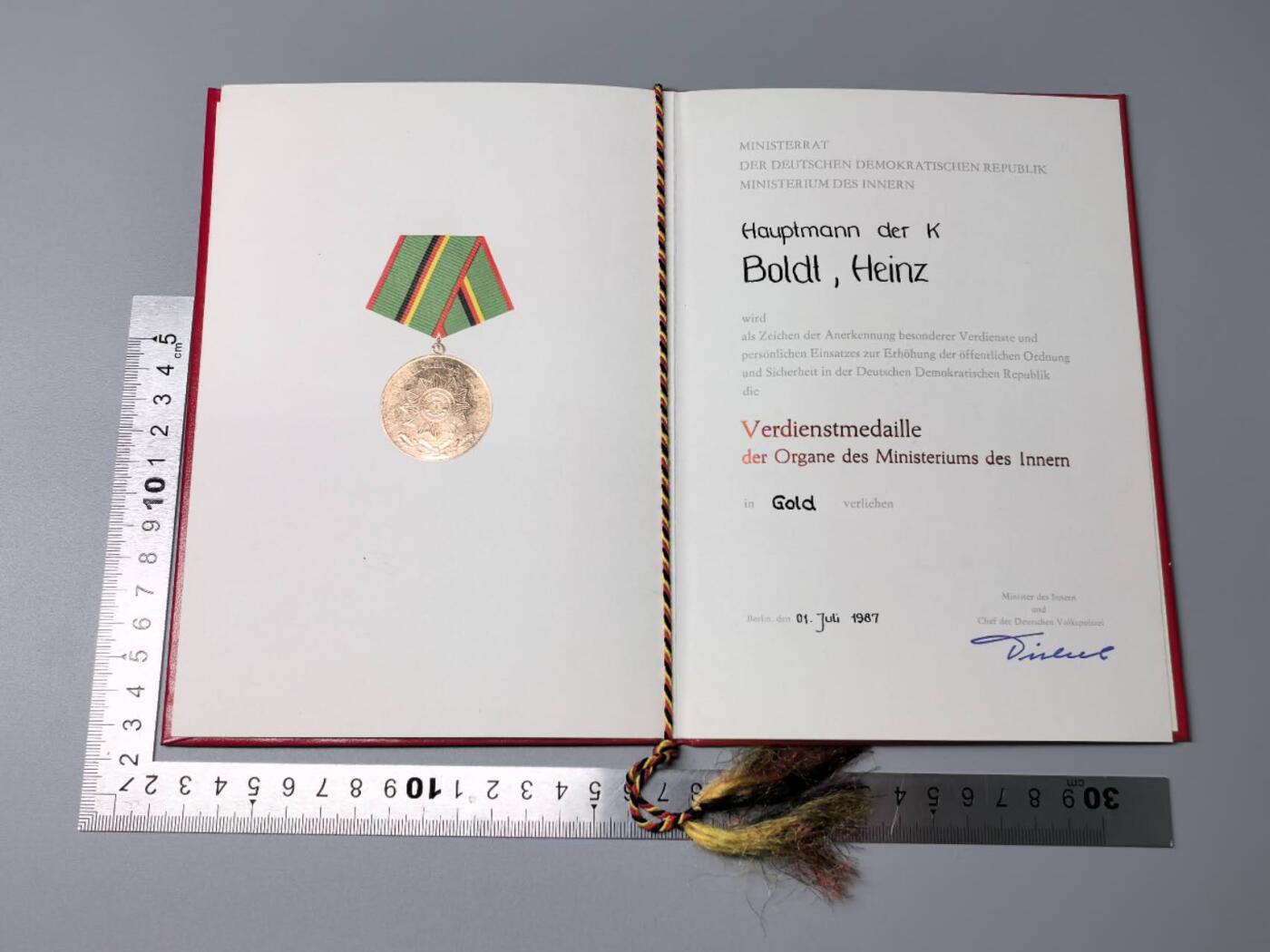 小驴勋章奖章收藏11月15日周六晚五点拍卖（珍爱和平，收藏战争，铭记历史，勿忘国耻，忠党爱国。有偿代拍，送拍规则在简介最后，参拍须阅读规则后再参拍，关系到运费包装发货时效真假辨别等关键信息，拍卖时不再发原图，看大图店主微信码在拍卖店铺介绍里）