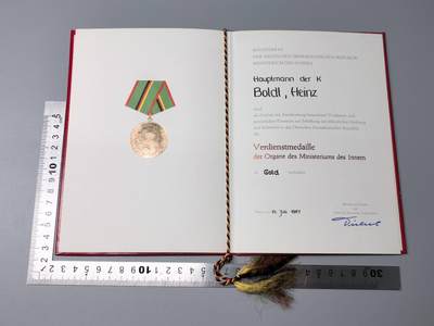 小驴勋章奖章收藏11月15日周六晚五点拍卖（珍爱和平，收藏战争，铭记历史，勿忘国耻，忠党爱国。有偿代拍，送拍规则在简介最后，参拍须阅读规则后再参拍，关系到运费包装发货时效真假辨别等关键信息，拍卖时不再发原图，看大图店主微信码在拍卖店铺介绍里） - 东德金级内务部功绩证书