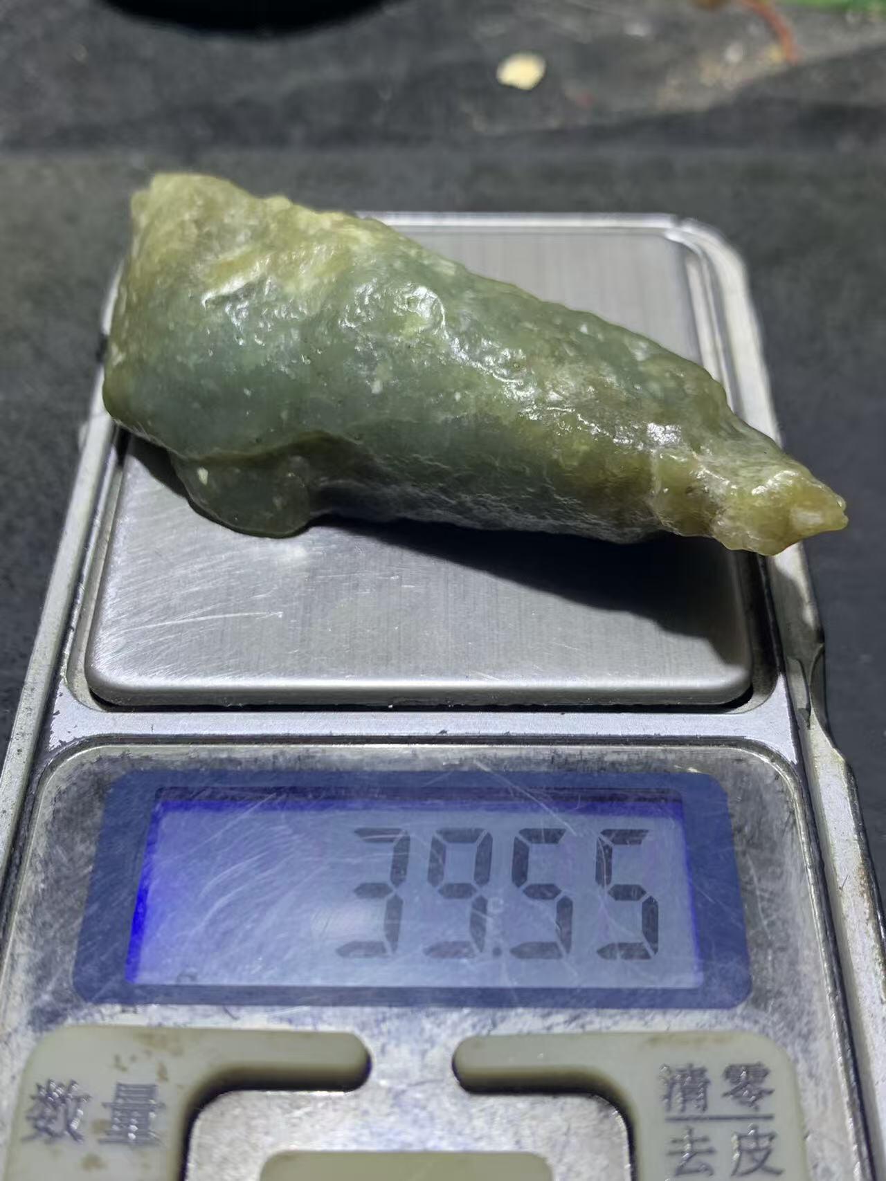 新疆戈壁风化纹和田玉青玉原石一颗，