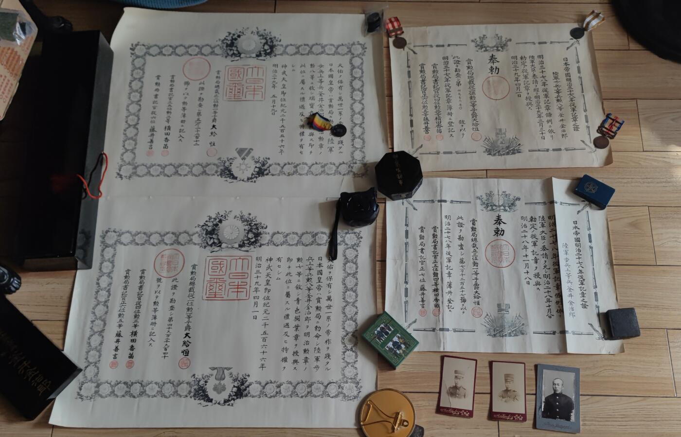 红色经典收藏拍卖专场第31期 勿忘历史勿忘国耻 鬼子甲午战争 日俄战争 青叶 八瑞证书 3张照片 带原装漆盒  不含照片里面的章 漆盒外表磕碰掉漆