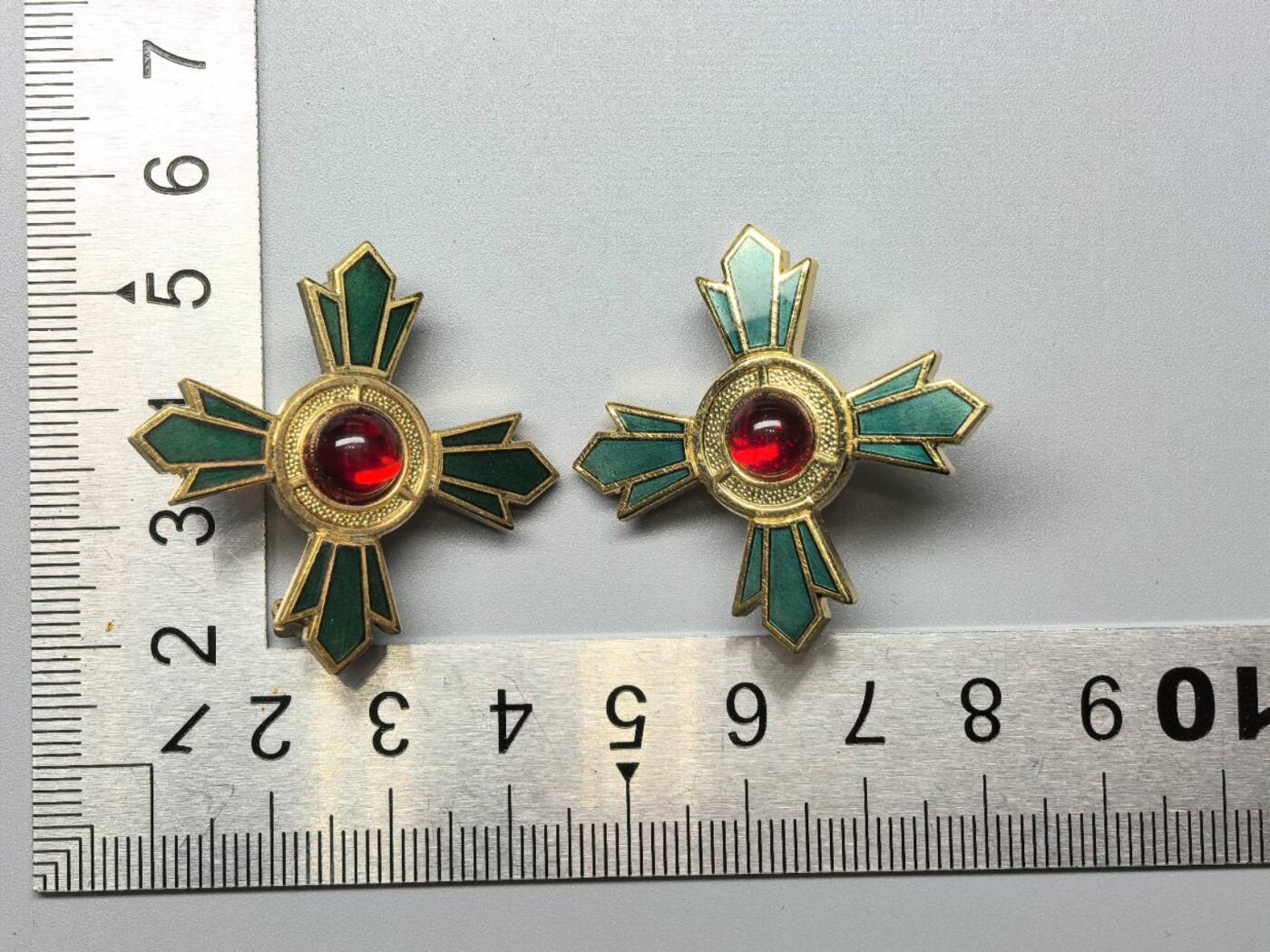 小驴勋章奖章收藏11月15日周六晚五点拍卖（珍爱和平，收藏战争，铭记历史，勿忘国耻，忠党爱国。有偿代拍，送拍规则在简介最后，参拍须阅读规则后再参拍，关系到运费包装发货时效真假辨别等关键信息，拍卖时不再发原图，看大图店主微信码在拍卖店铺介绍里） 交通荣誉章绿十字铜章一对