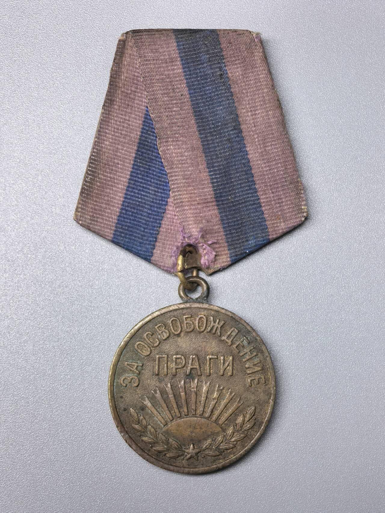 小驴勋章奖章收藏11月15日周六晚五点拍卖（珍爱和平，收藏战争，铭记历史，勿忘国耻，忠党爱国。有偿代拍，送拍规则在简介最后，参拍须阅读规则后再参拍，关系到运费包装发货时效真假辨别等关键信息，拍卖时不再发原图，看大图店主微信码在拍卖店铺介绍里）