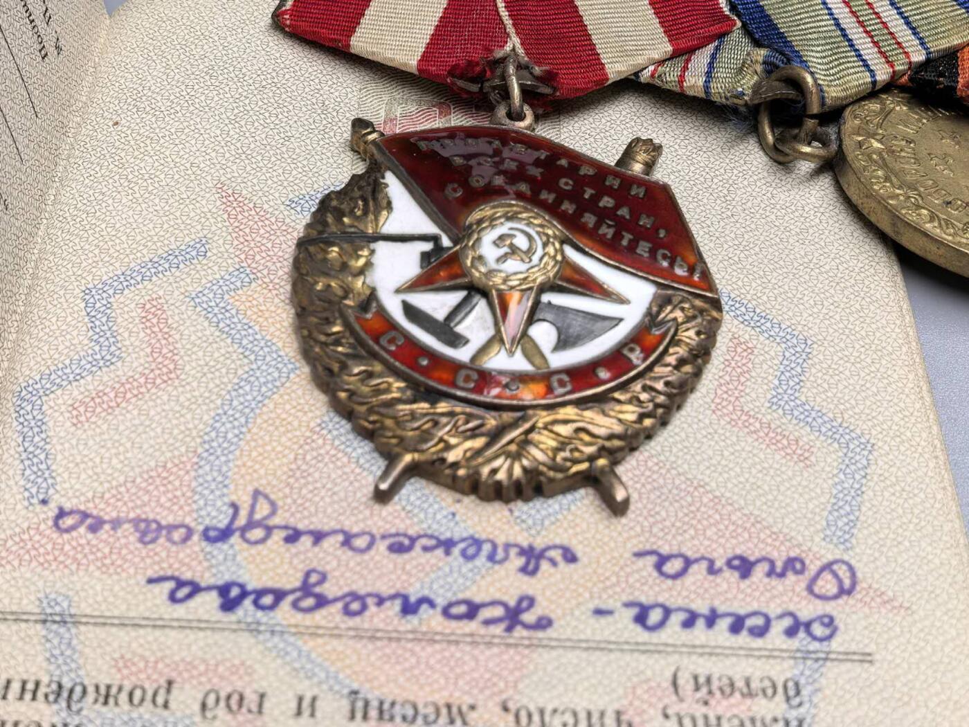 小驴勋章奖章收藏11月15日周六晚五点拍卖（珍爱和平，收藏战争，铭记历史，勿忘国耻，忠党爱国。有偿代拍，送拍规则在简介最后，参拍须阅读规则后再参拍，关系到运费包装发货时效真假辨别等关键信息，拍卖时不再发原图，看大图店主微信码在拍卖店铺介绍里） 二战红星两枚台阶版N0:145691,N01191731 ，红旗勋章（文字处脱皮），保卫高加索、战胜德国、建军三十周年，均带证书和部分电子档案。 主人：苏联空军工程兵少校 二战时是空军维修工程师，空军军校教官