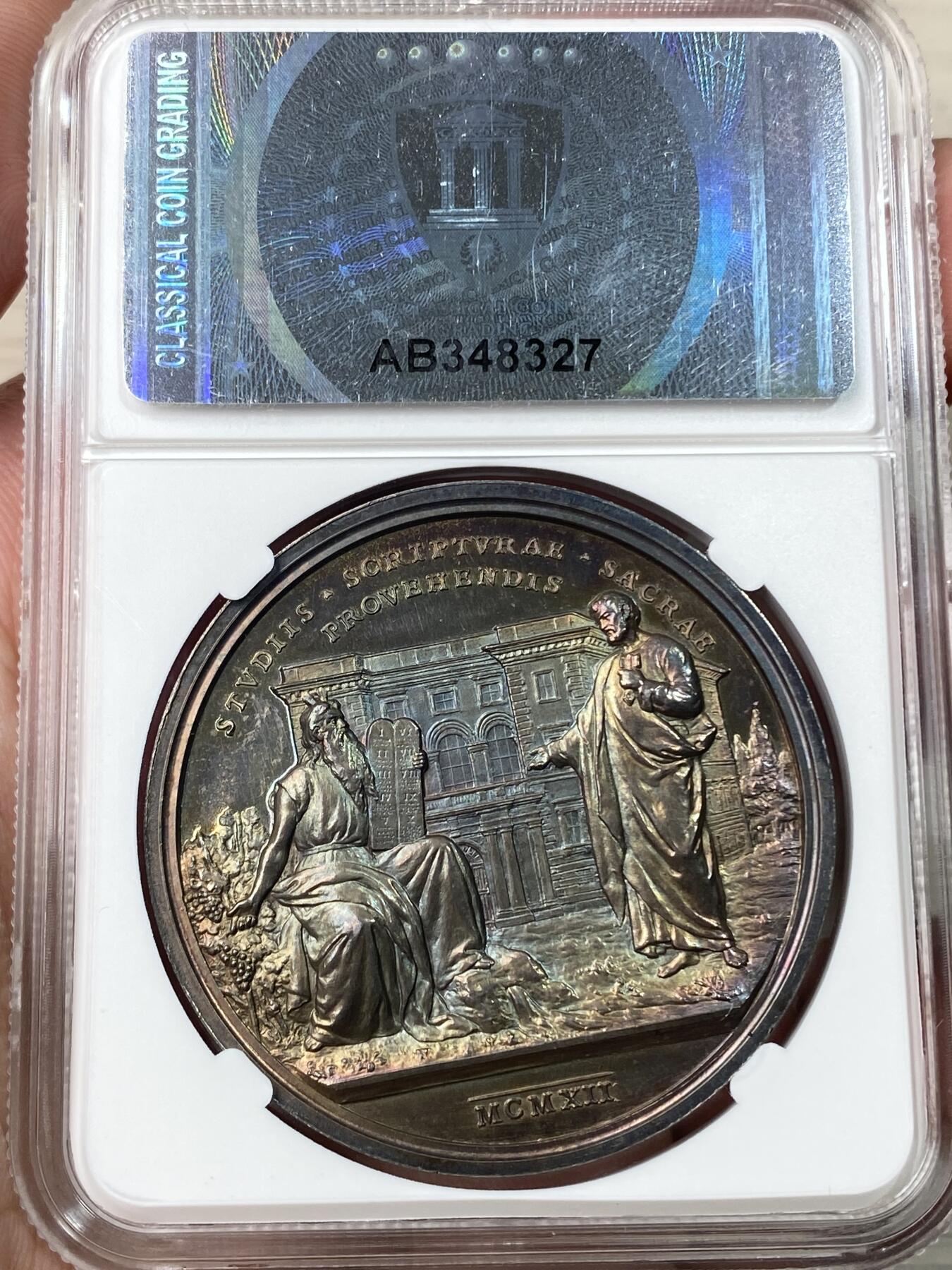 万国钱币拍卖第055期 CCG MS69 1912年梵蒂冈教皇国圣经研究所学院成立纪念大银章 罗马造币厂铸 底板均匀孔雀蓝幻彩与浮雕的喷砂交辉相应极美 意大利本土评级 分数仅供参考