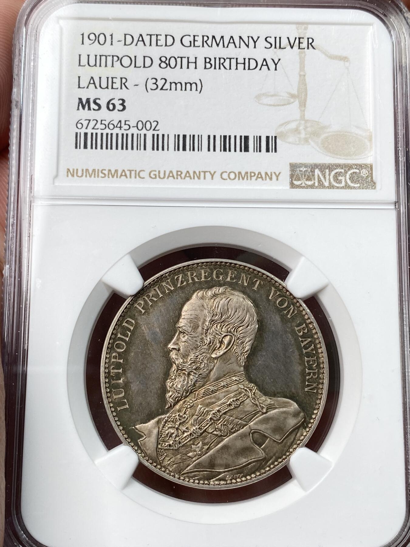 万国钱币拍卖第055期 NGC MS63 1901年德国巴伐利亚利奥波德摄政王80大寿纪念银章 罕见品种 均匀通透的深玫瑰香槟彩包浆覆盖在巴伐利亚风格双狮护盾之上 绝美收藏级