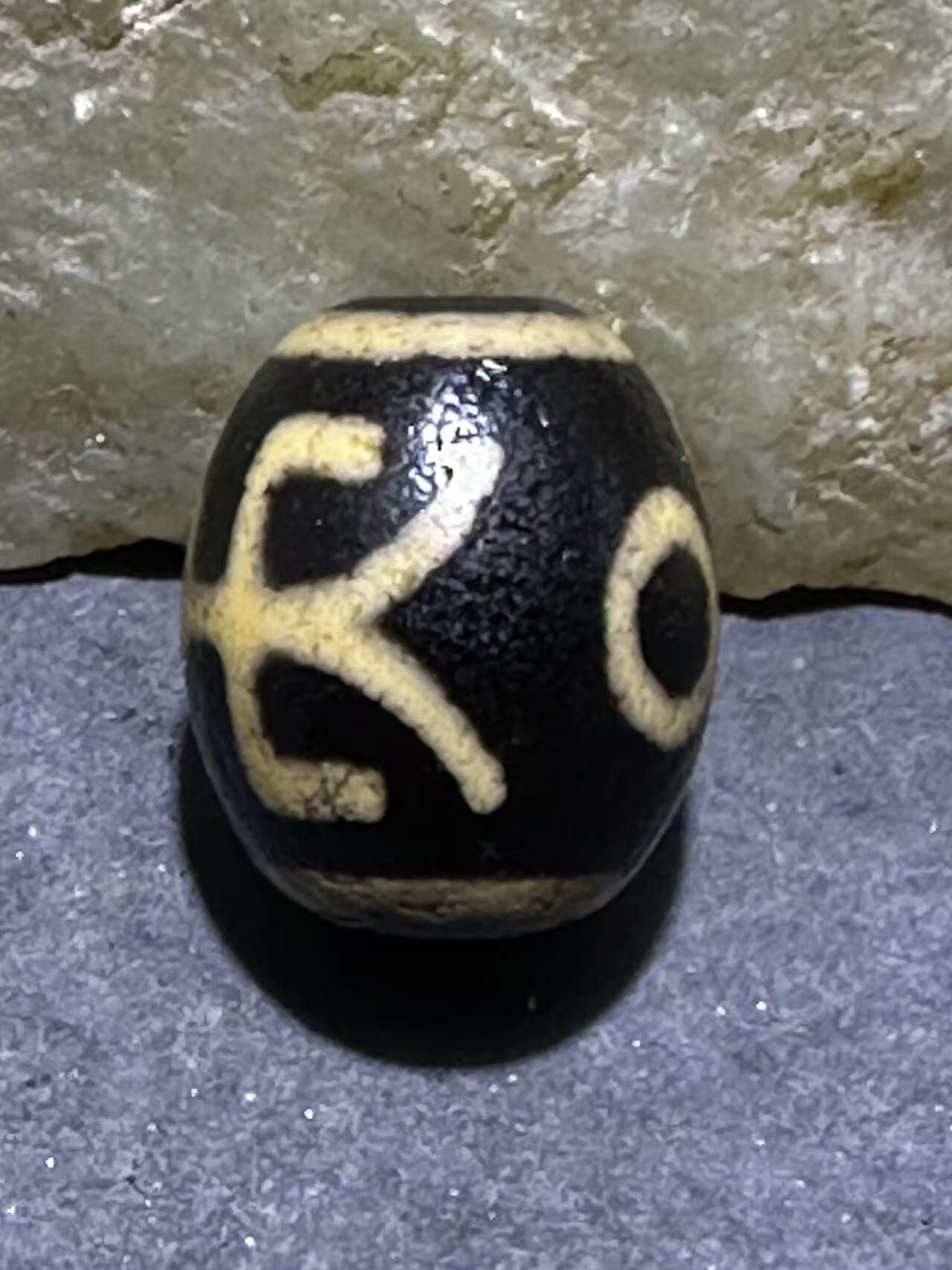 仅此一颗，精品藏传牙黄贵人玛瑙天珠一颗，。，