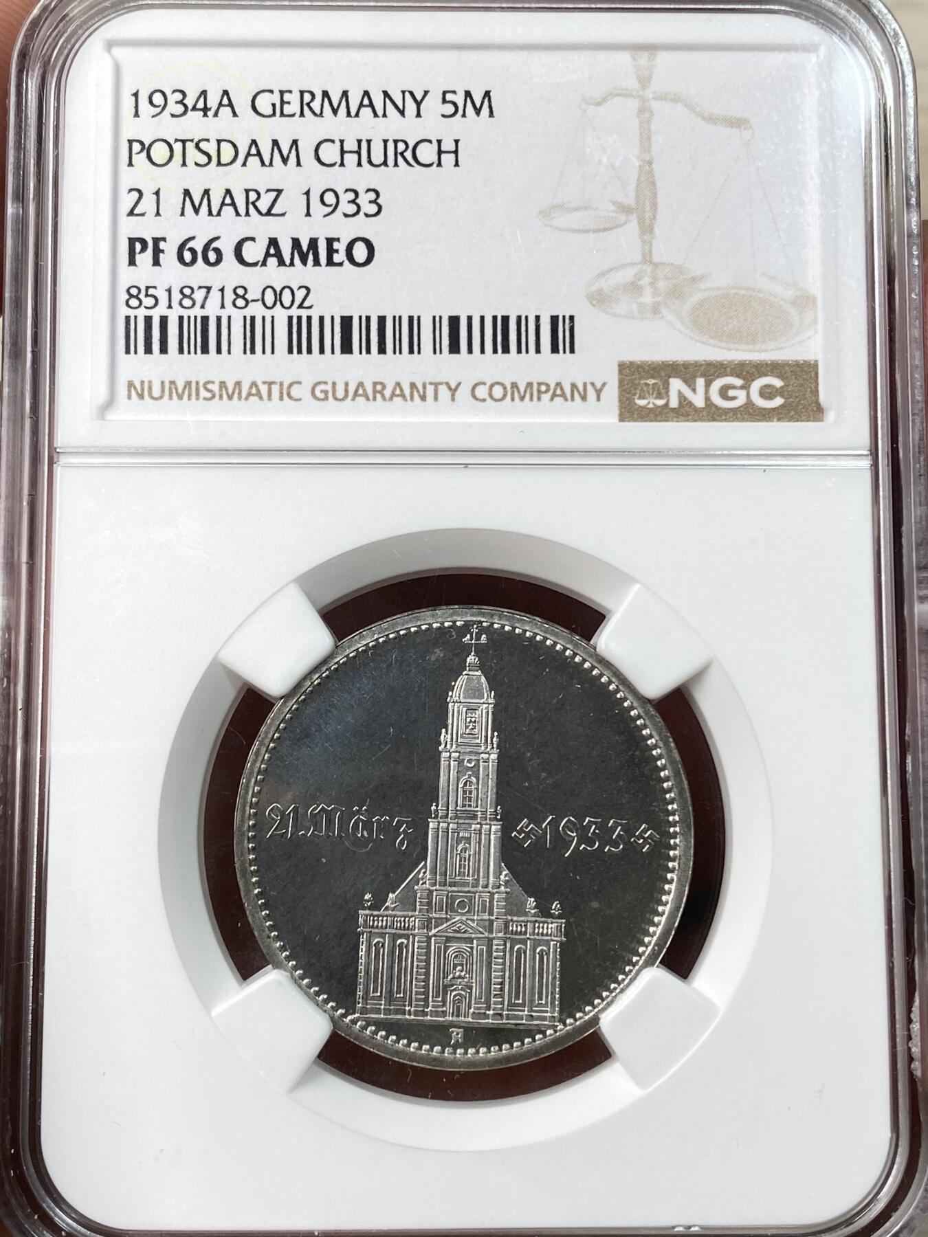 万国钱币拍卖第055期 NGC PF66CAM 1934年德三帝国波茨坦教堂加字精制5马克 普制通货极其常见的品种 但顶级品相的精制一直都是可遇不可求的存在 黝黑深度镜面精制底板 喷砂质感的教堂与帝国鹰 无需赘述的一枚GEM级别精制德三教堂 NGC唯一冠军分 23年8月HA一枚PF65成交价5760美金供参考