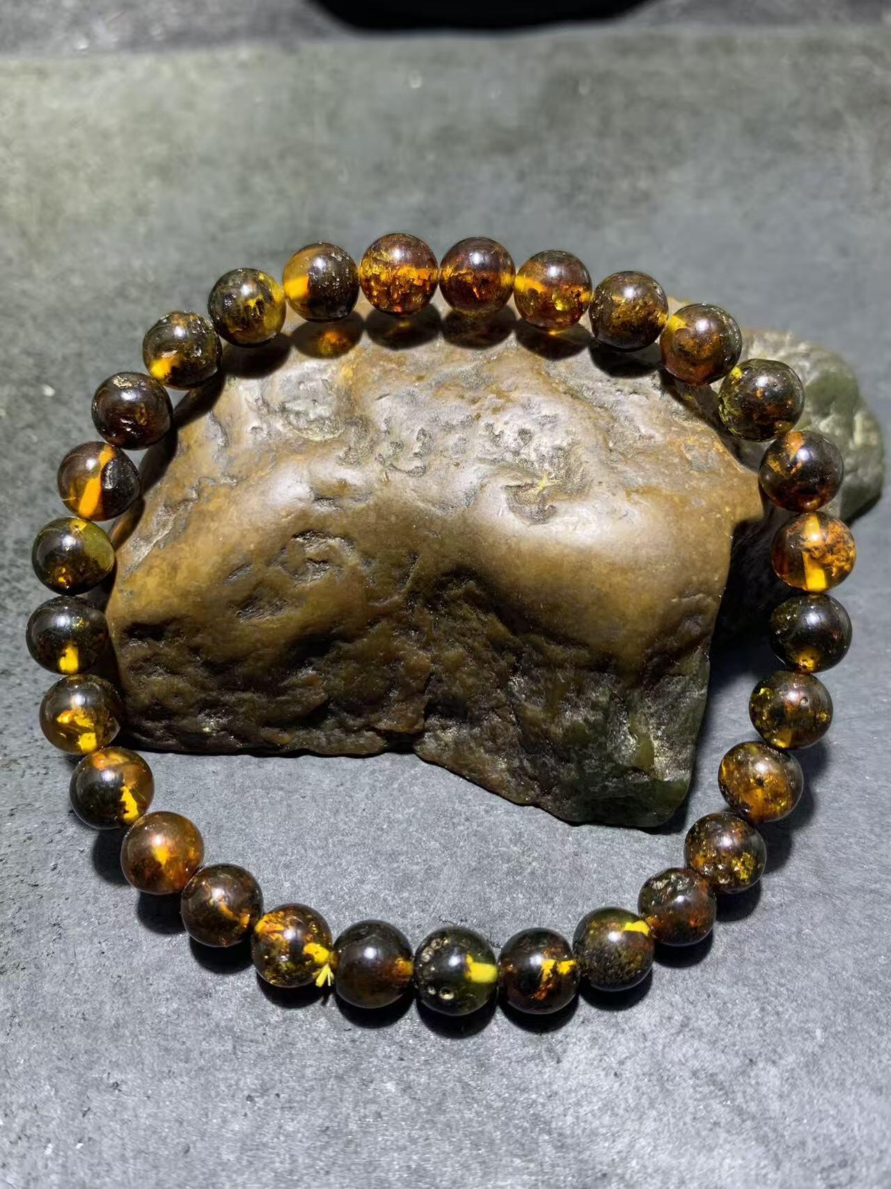 乌克兰花珀随形手串一条，