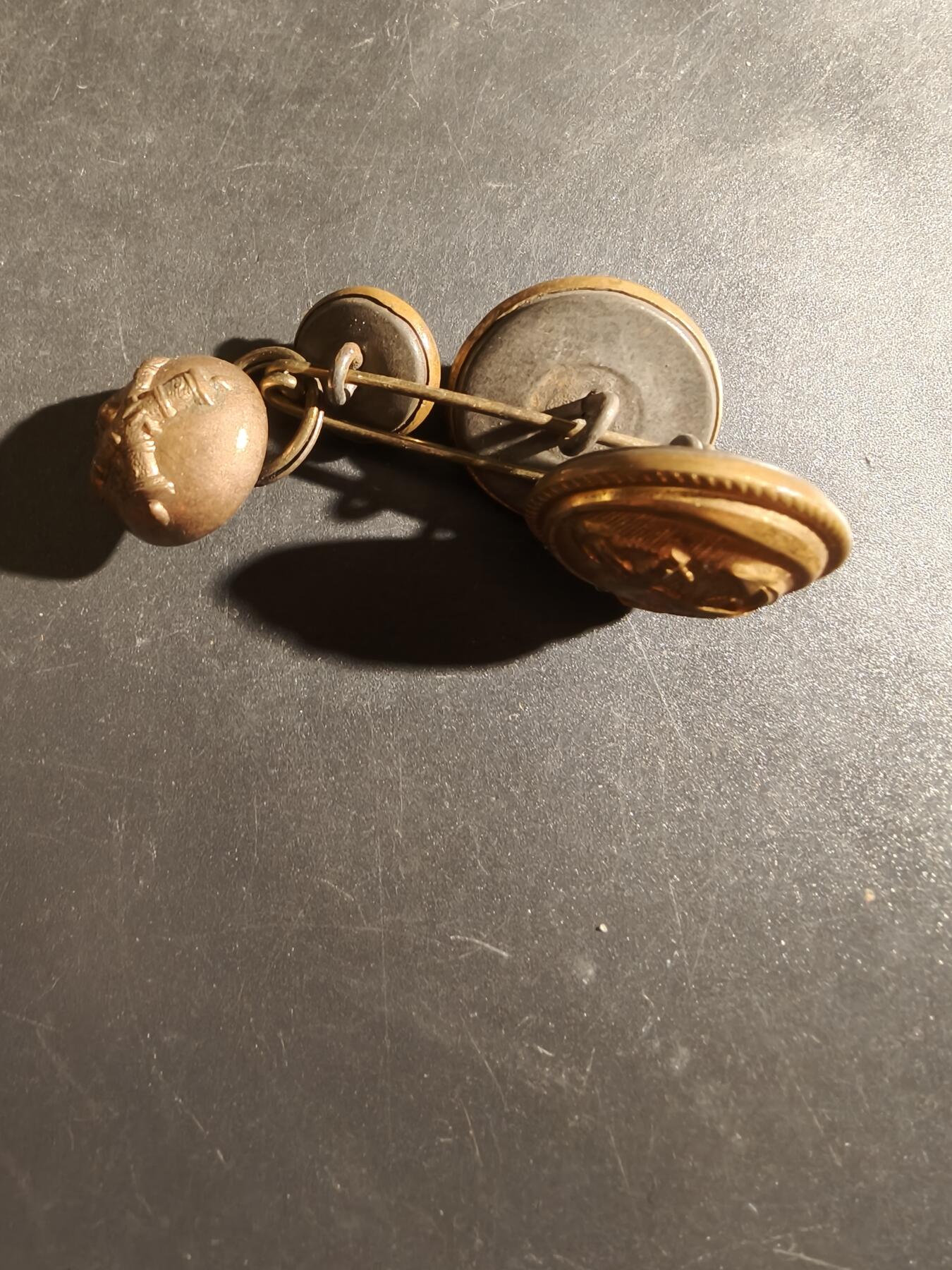 老王徽章第163期 13-15日三场连拍 16日统一发货  13、14日结束后可寄存 法国海军铜扣一组