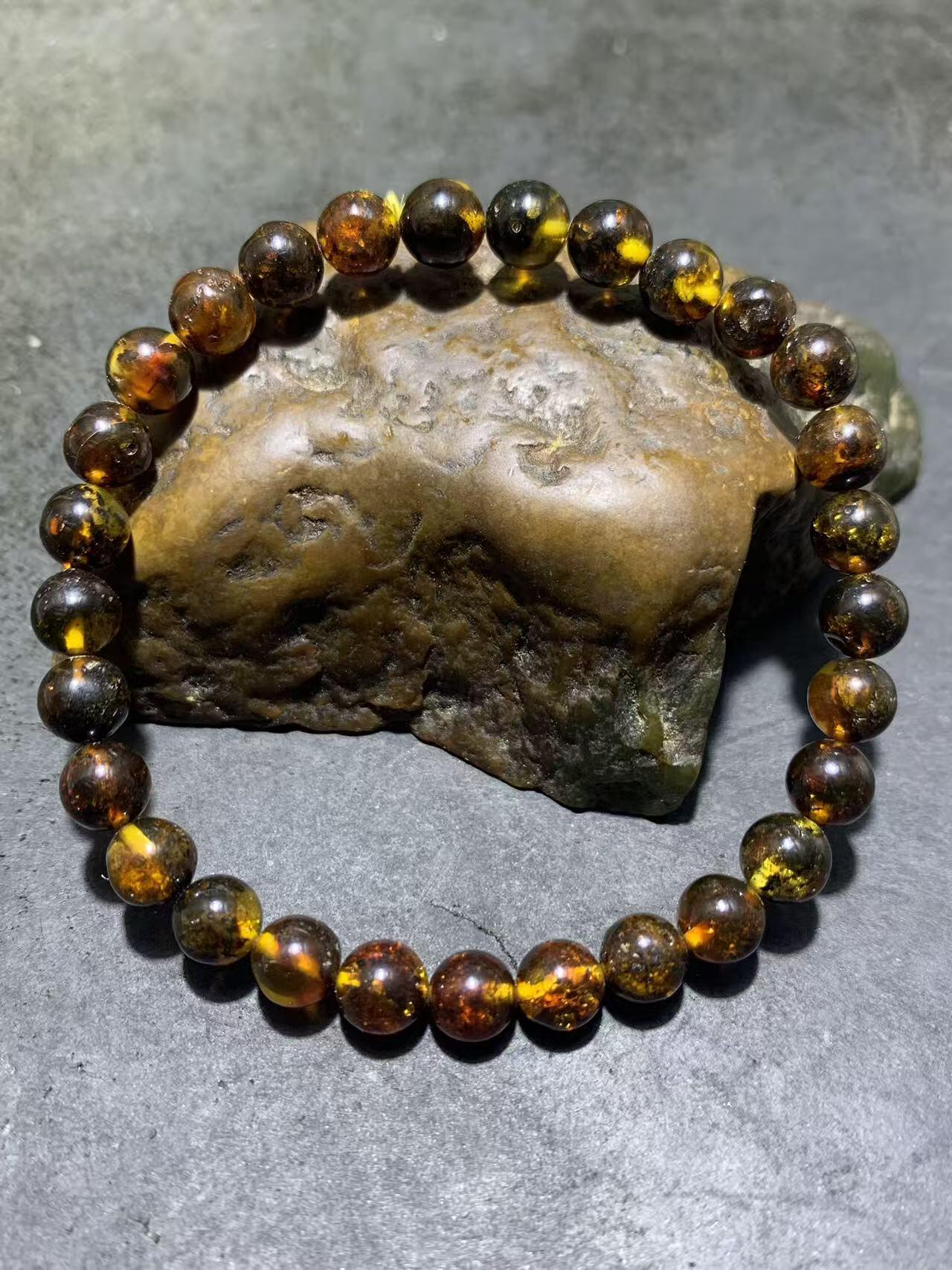 乌克兰花珀随形手串一条，