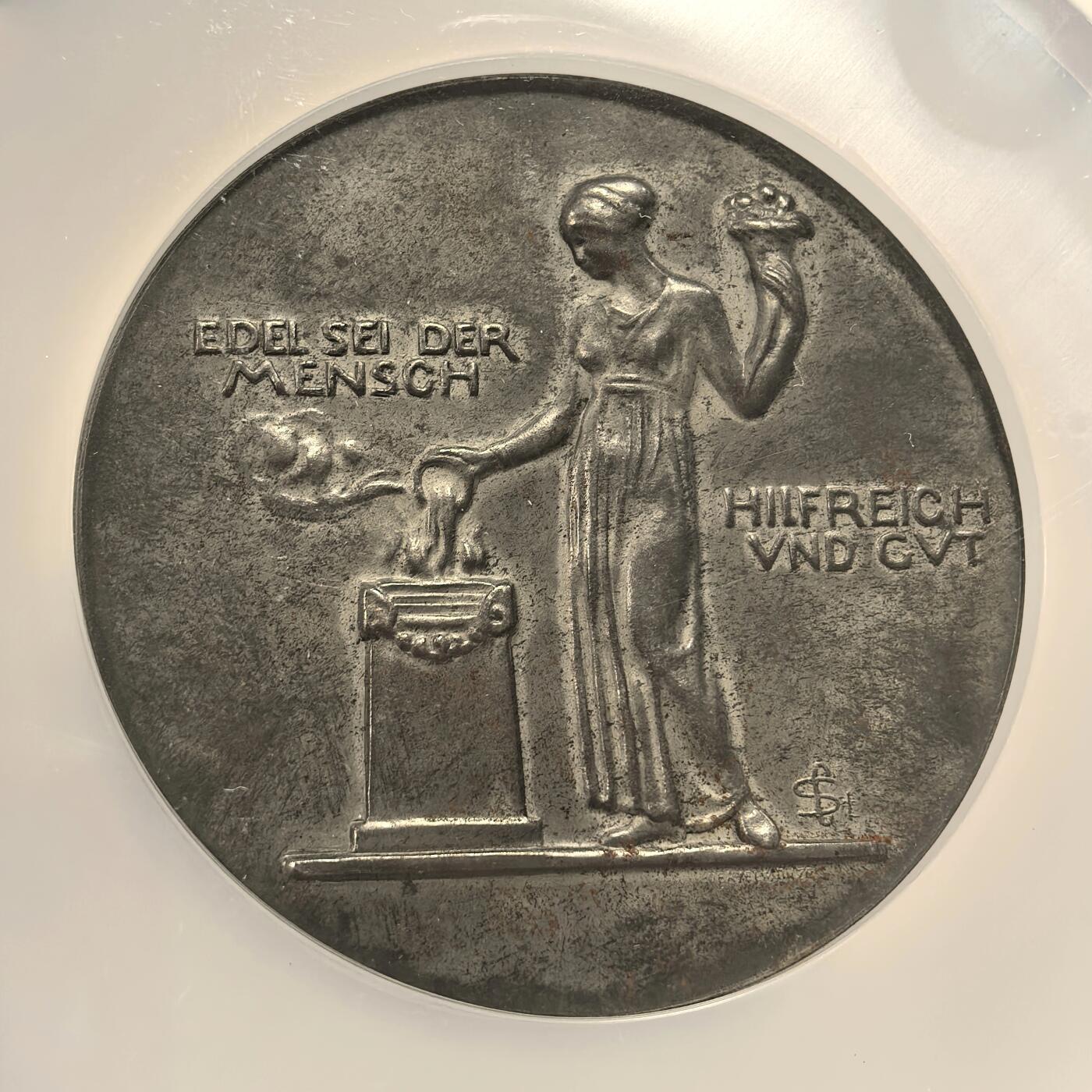 博洋堂世界钱币拍卖第146期（全场包邮） NGC MS62 唯一冠军！德国1930年左右志愿者援助纪念铁质大章。60mm巨大铁饼质留存至今MS62极其稀有！正面是希望女神的援助，背面有个留白的国徽圈圈，是暗示即将主政的元首逆十字标吗？（众所周知兴登堡还在时不允许元首的工人党抬头）