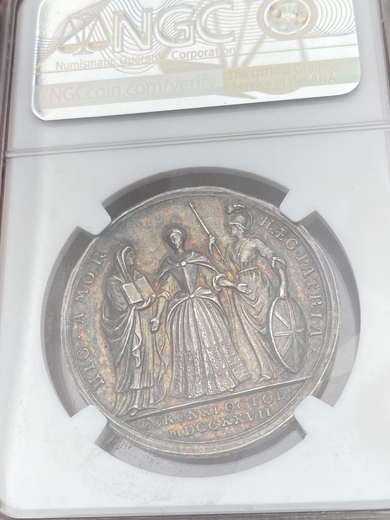 万国钱币拍卖第055期 NGC AU58 1727年英国乔治二世卡罗琳加冕纪念银章 英系高浮雕不列颠尼娅与宗教化身献上祝福 罕见玫瑰红彩包浆