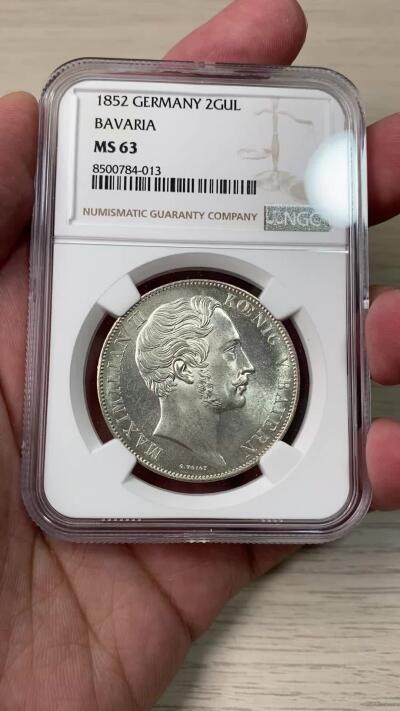 万国钱币拍卖第055期 NGC MS63 1852年德国巴伐利亚马克西米利安二世双狮护盾流通2古尔登大银币 深峻的浮雕感与银霜质感对于流通币来说非常难得 观感超越分数的状态