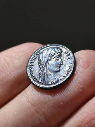 极品！古罗马君士坦丁大帝追思币，AD337-340，正面是君士坦丁披纱造型，背面是马车和神之手，热门品种，此品种好品少见，这枚图案和神之手都非常清晰，比较难得