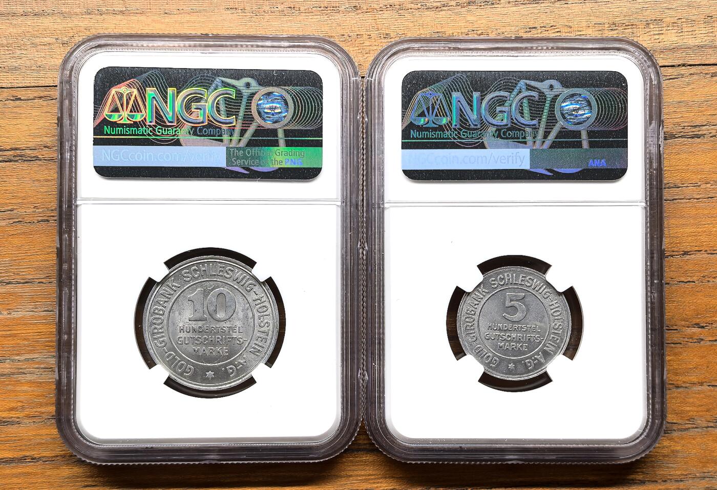 泉海漫舟·凡希社世界钱币微拍第三百十四期 1923德紧石勒苏益格-荷尔斯泰因两枚一组NGC-MS62，面值分别为10个1/100马克和5个1/100马克。