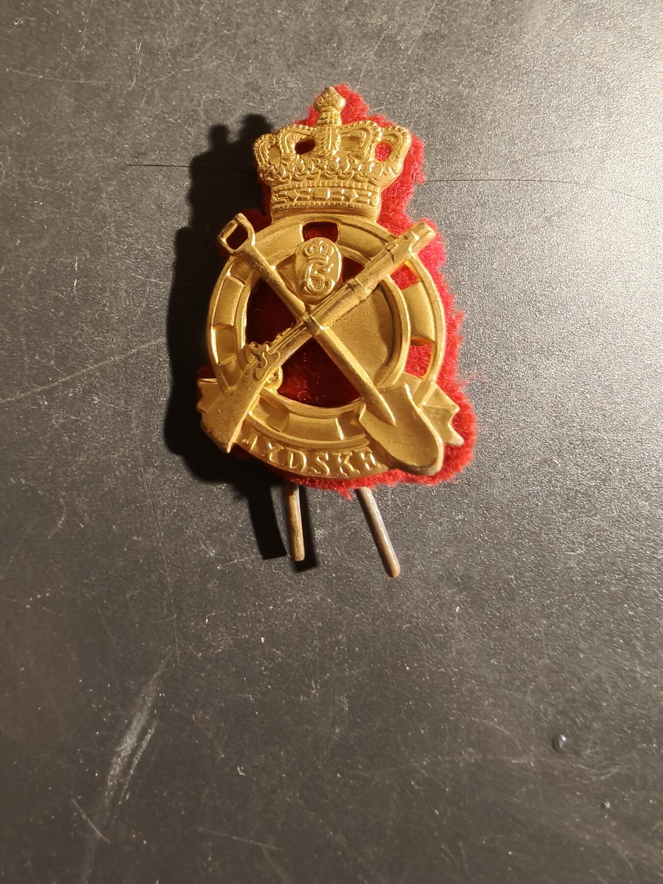 老王徽章第163期 13-15日三场连拍 16日统一发货  13、14日结束后可寄存 丹麦皇家工兵团帽徽     底衬完整