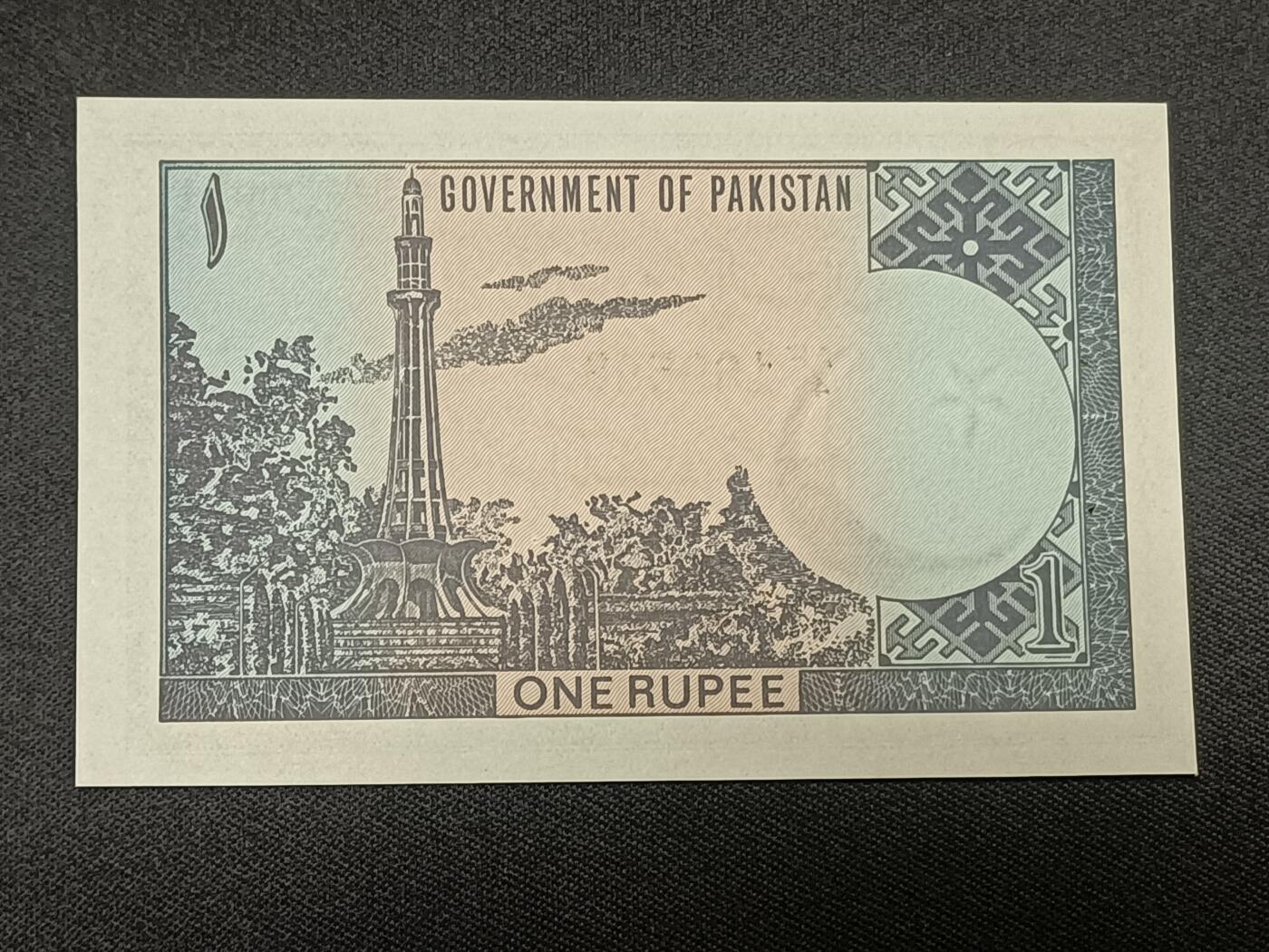 【游宝拍卖】乙巳蛇年86期  巴基斯坦-1卢比【全新UNC- 订针孔】