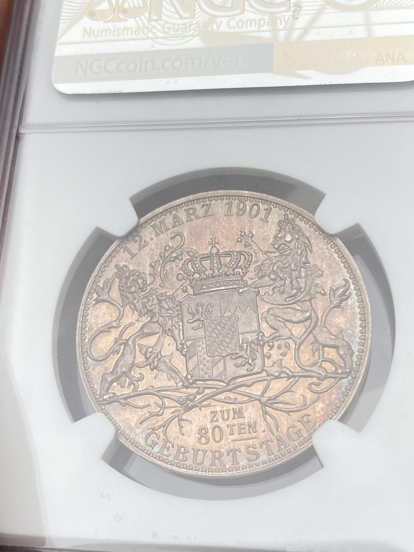 万国钱币拍卖第055期 NGC MS63 1901年德国巴伐利亚利奥波德摄政王80大寿纪念银章 罕见品种 均匀通透的深玫瑰香槟彩包浆覆盖在巴伐利亚风格双狮护盾之上 绝美收藏级