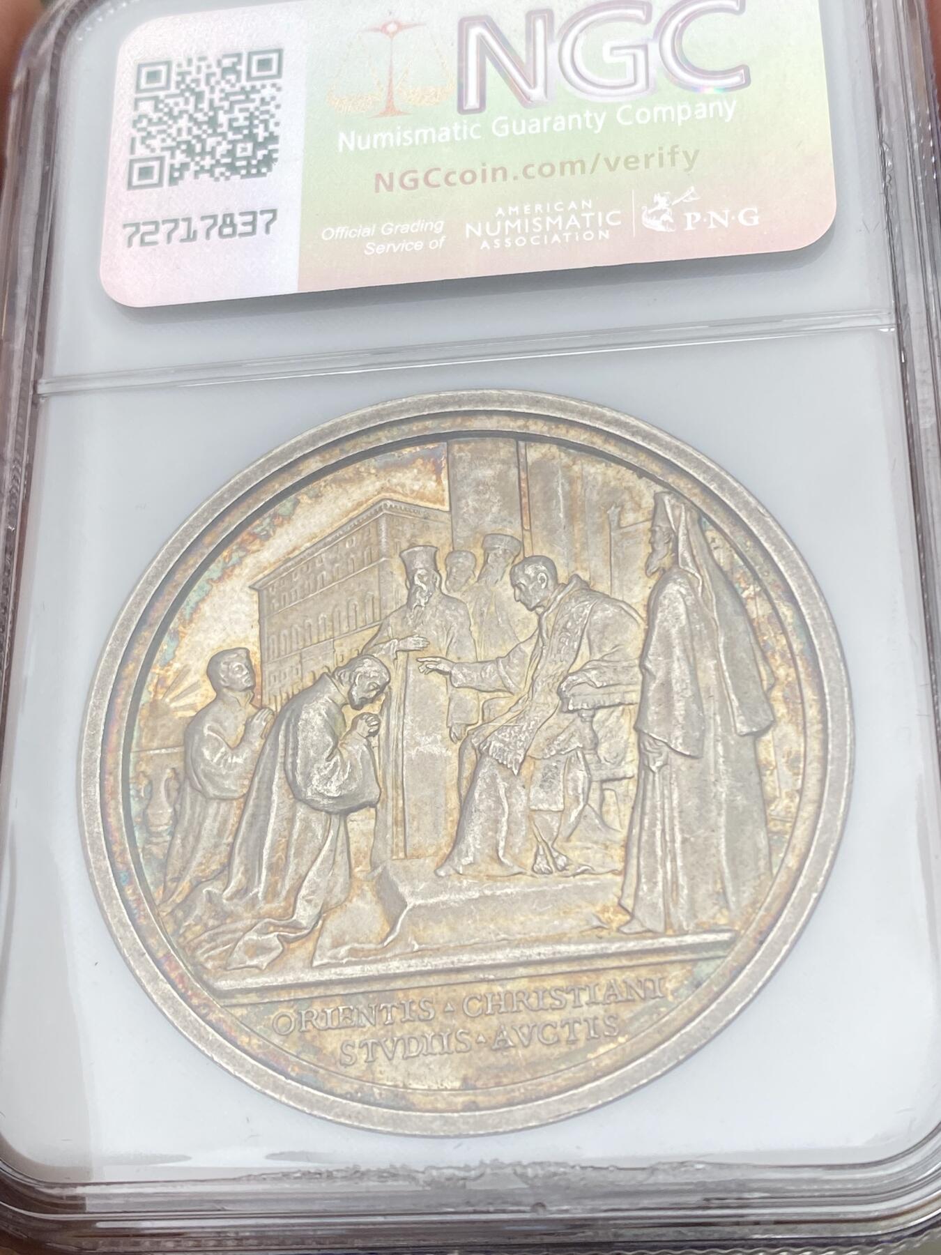 万国钱币拍卖第055期 NGC MS64 1918年梵蒂冈教皇国本笃十五世会见东方信徒纪念大银章 超高浮雕场景记录 淡彩虹彩包浆喷砂质感