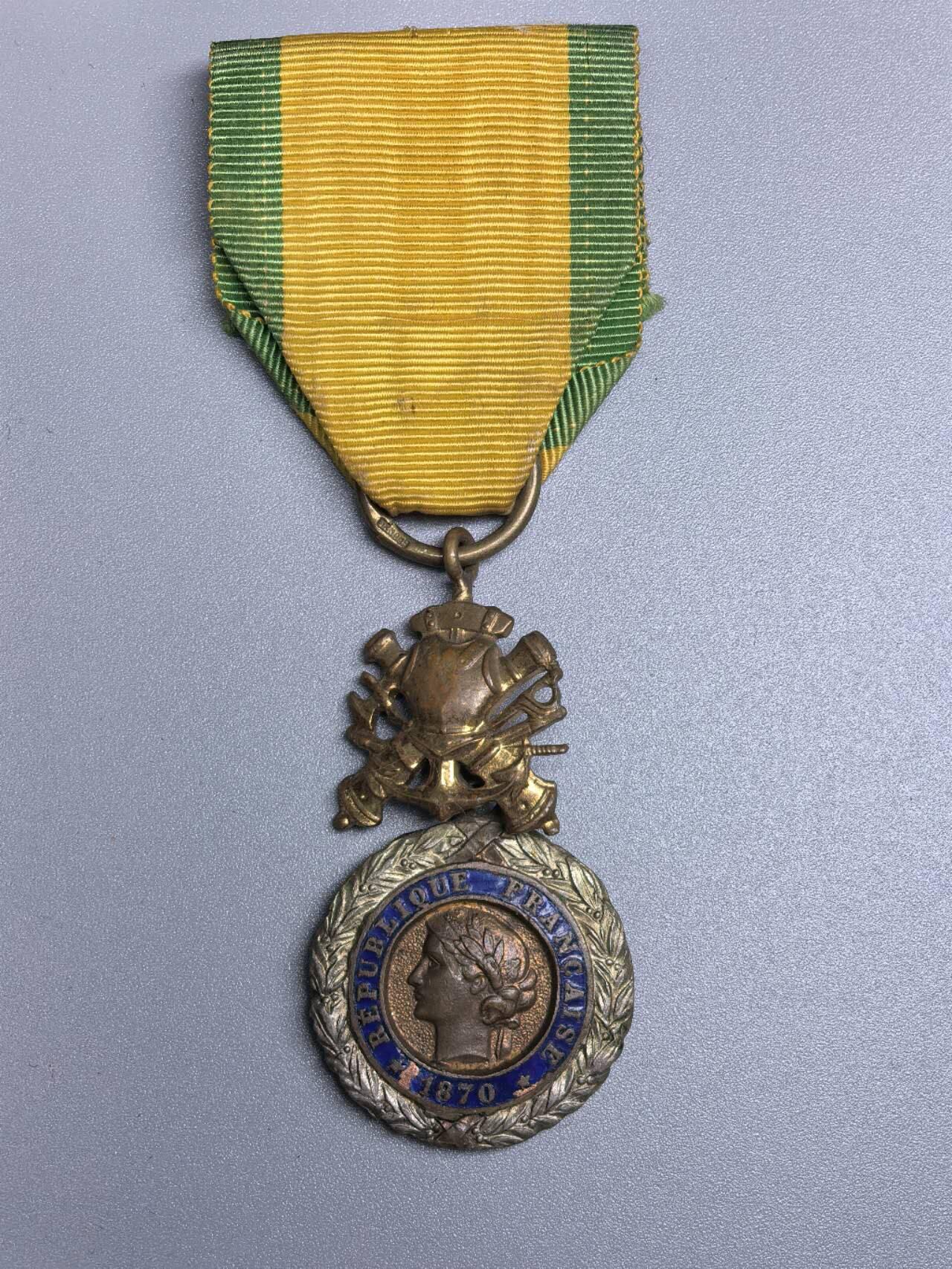 小驴勋章奖章收藏11月15日周六晚五点拍卖（珍爱和平，收藏战争，铭记历史，勿忘国耻，忠党爱国。有偿代拍，送拍规则在简介最后，参拍须阅读规则后再参拍，关系到运费包装发货时效真假辨别等关键信息，拍卖时不再发原图，看大图店主微信码在拍卖店铺介绍里）