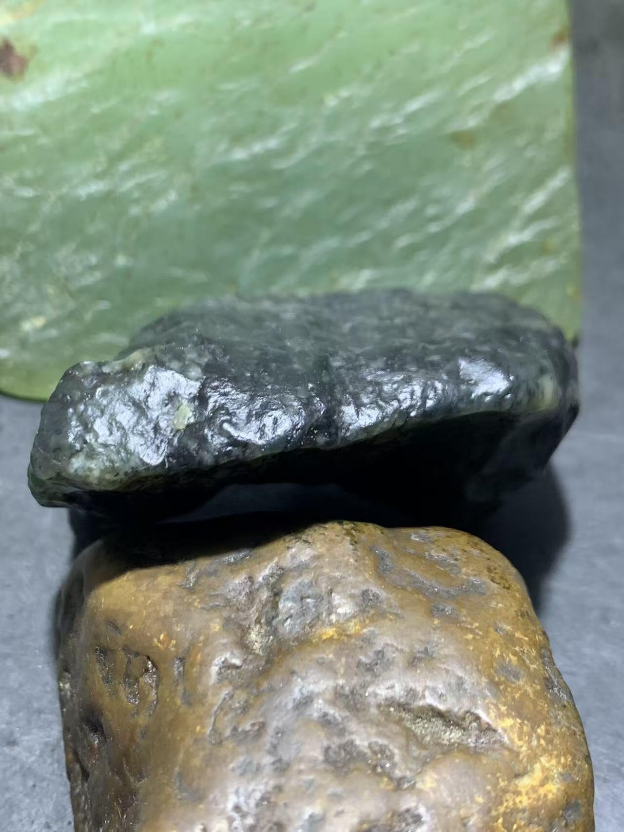 新疆戈壁风化纹和田玉青花玉原石一颗