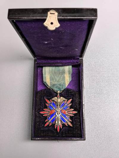 小驴勋章奖章收藏11月15日周六晚五点拍卖（珍爱和平，收藏战争，铭记历史，勿忘国耻，忠党爱国。有偿代拍，送拍规则在简介最后，参拍须阅读规则后再参拍，关系到运费包装发货时效真假辨别等关键信息，拍卖时不再发原图，看大图店主微信码在拍卖店铺介绍里） - 金鵄，五等章配四等盒，品如图