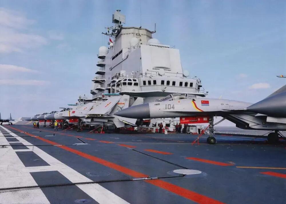 红色经典收藏拍卖专场第31期 库存品相 辽宁舰盾章带原盒  出访纪念品  不含笔记本电脑  可挂 可摆