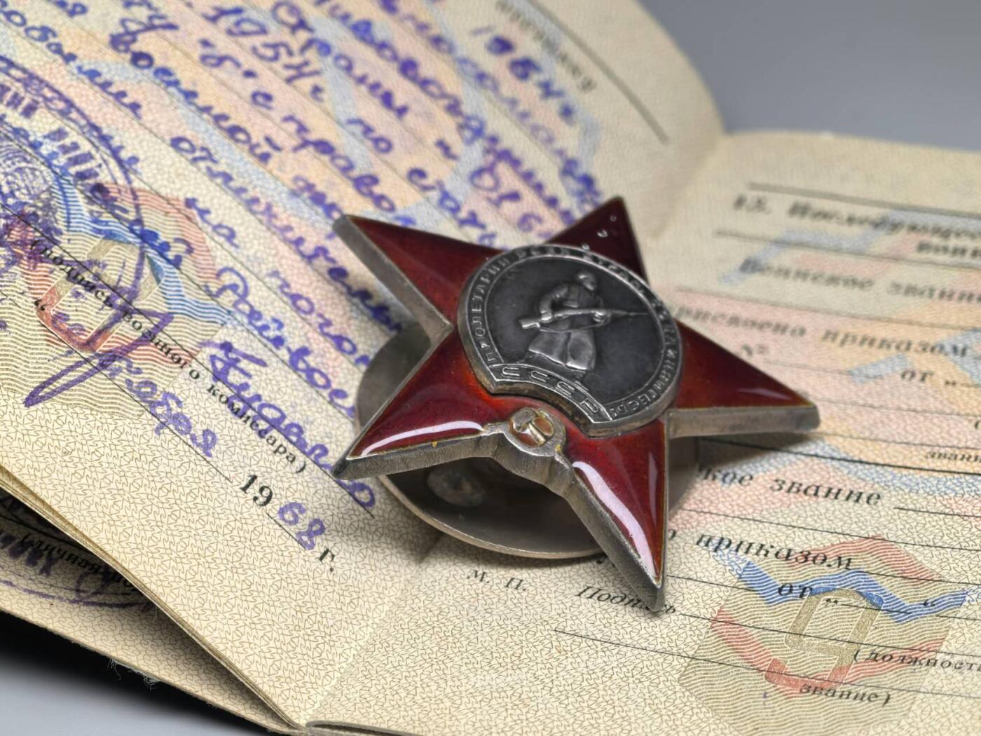 小驴勋章奖章收藏11月15日周六晚五点拍卖（珍爱和平，收藏战争，铭记历史，勿忘国耻，忠党爱国。有偿代拍，送拍规则在简介最后，参拍须阅读规则后再参拍，关系到运费包装发货时效真假辨别等关键信息，拍卖时不再发原图，看大图店主微信码在拍卖店铺介绍里） 二战红星两枚台阶版N0:145691,N01191731 ，红旗勋章（文字处脱皮），保卫高加索、战胜德国、建军三十周年，均带证书和部分电子档案。 主人：苏联空军工程兵少校 二战时是空军维修工程师，空军军校教官