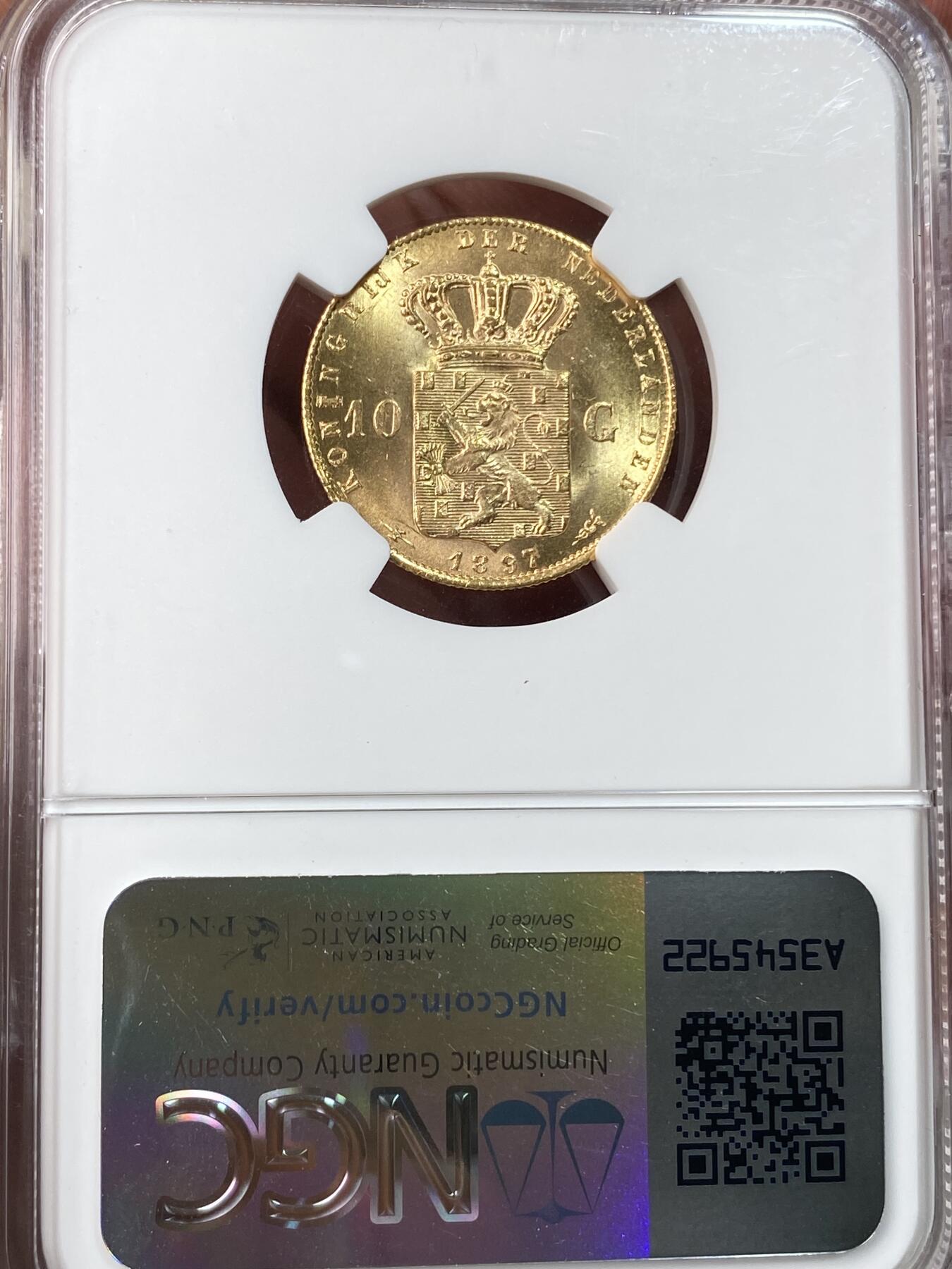 万国钱币拍卖第055期 NGC MS65 1897年荷兰威廉明娜女王萝莉头10盾金币 发行量不到50万枚 顶级镜面BU光泽丝绸底板收藏级 6.45G 900金