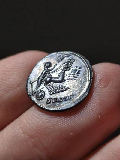 极品！古罗马君士坦丁大帝追思币，AD337-340，正面是君士坦丁披纱造型，背面是马车和神之手，热门品种，此品种好品少见，这枚图案和神之手都非常清晰，比较难得