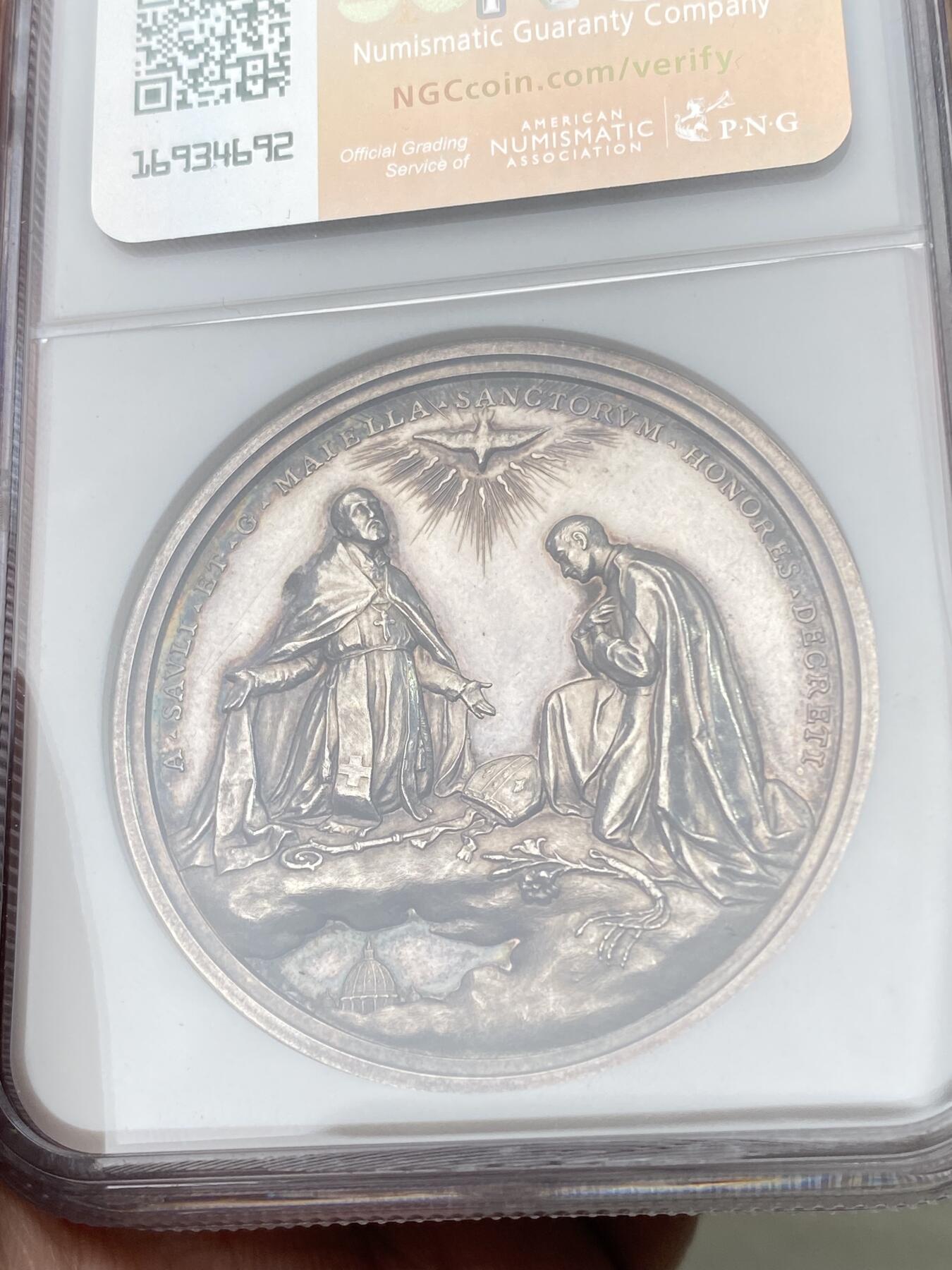 万国钱币拍卖第055期 NGC MS61 1904年梵蒂冈教皇国庇护十世纪念圣徒亚历山大·索利和杰拉德·马耶拉大银章 超高浮雕圣徒亚历山大·索利和杰拉德·马耶拉在圣灵的照耀下诵读圣训