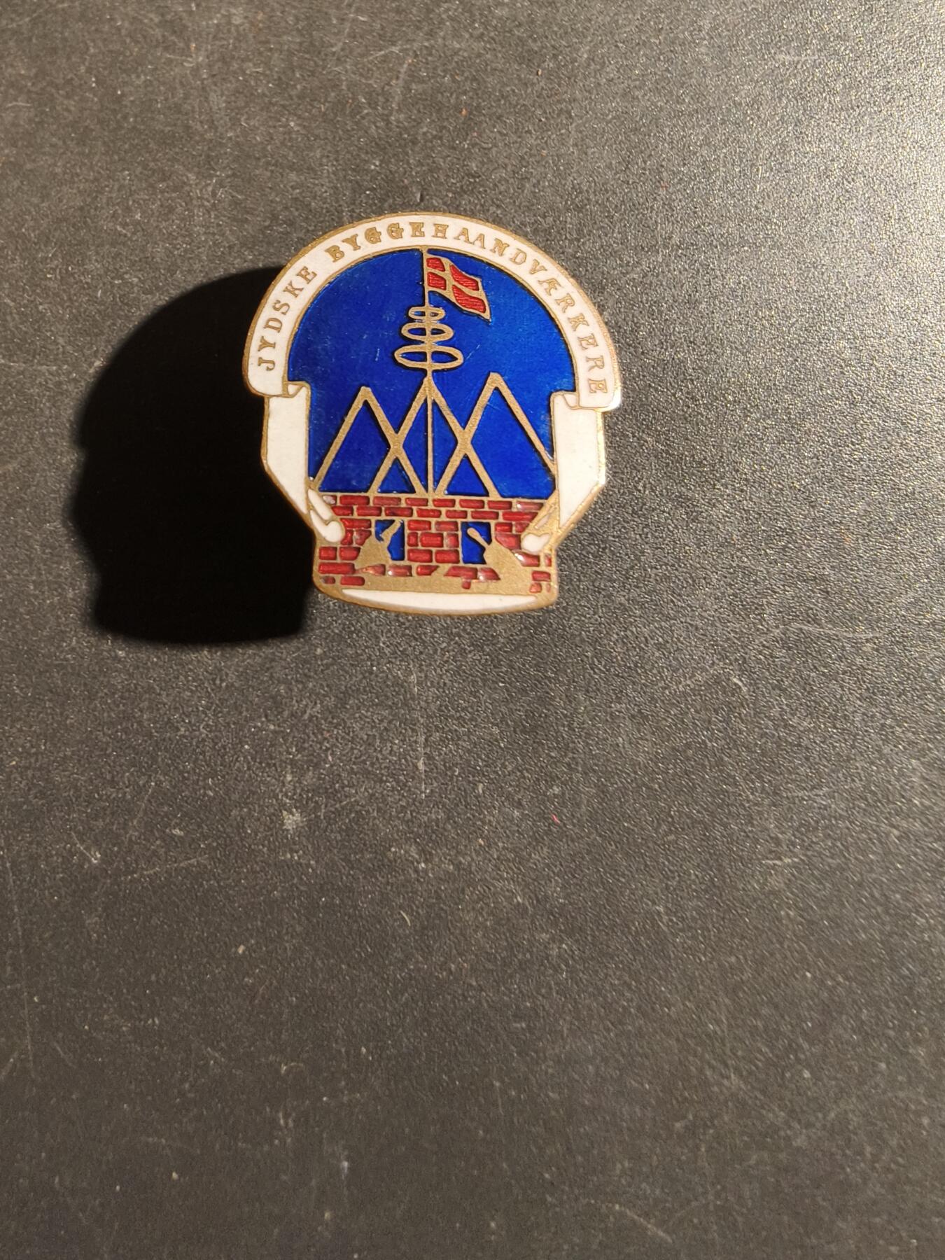 老王徽章第163期 13-15日三场连拍 16日统一发货  13、14日结束后可寄存 丹麦日德兰建筑工匠协会徽章