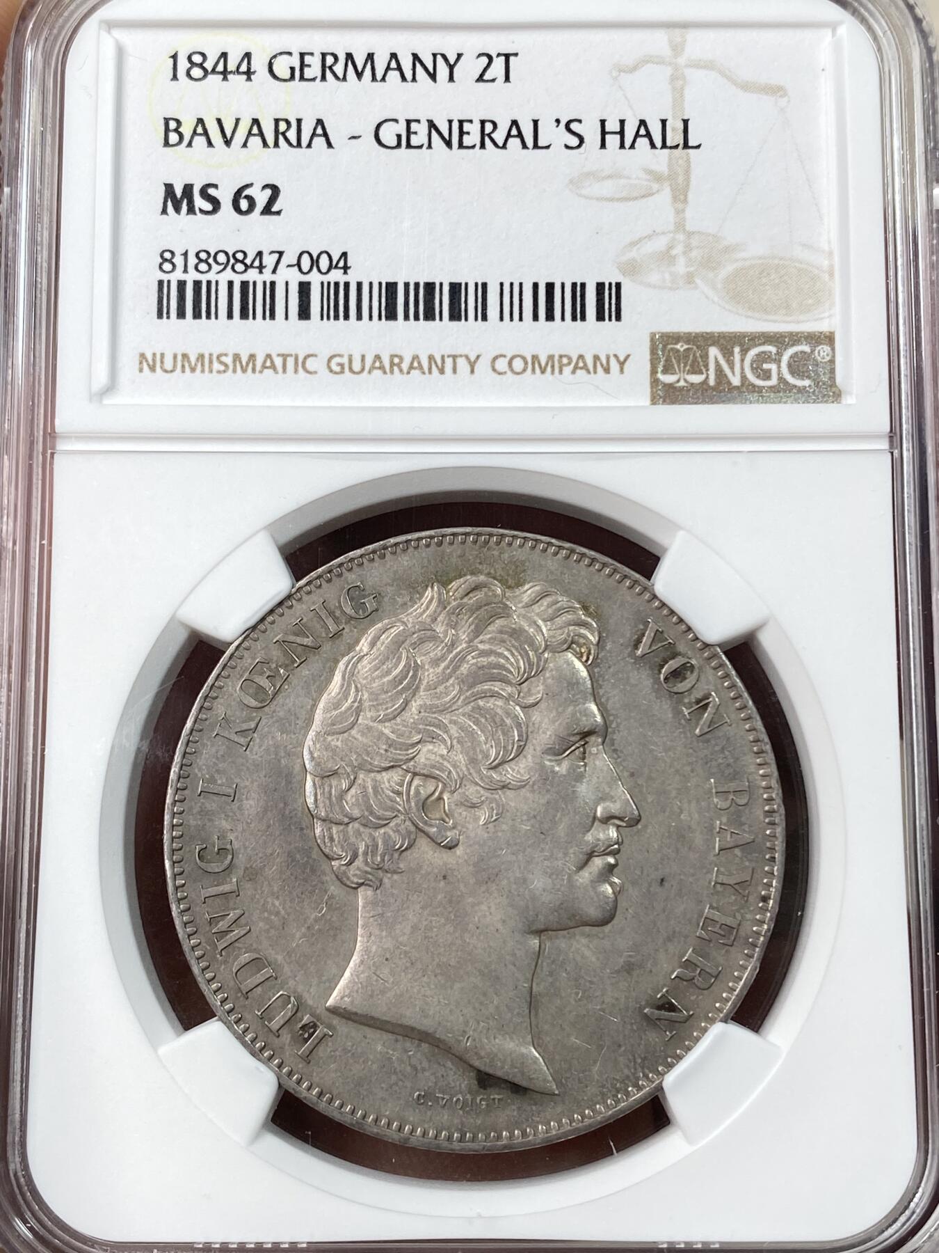 万国钱币拍卖第055期 NGC MS62 1844年德国巴伐利亚路德维希一世统帅堂历史2泰勒 淡青灰色均匀包浆极美 为庆祝统帅堂在慕尼黑落成而发行了此枚历史2T加以纪念 统帅堂造型模仿弗洛伦萨佣兵长廊 为了纪念巴伐利亚的统帅和怀念君主时代的辉煌胜利而建 如今是慕尼黑标志建筑