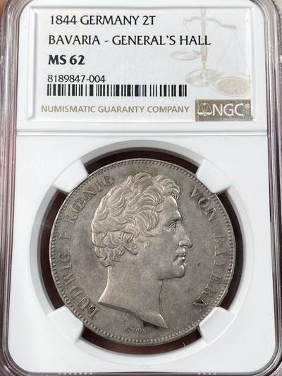 万国钱币拍卖第055期 - NGC MS62 1844年德国巴伐利亚路德维希一世统帅堂历史2泰勒 淡青灰色均匀包浆极美 为庆祝统帅堂在慕尼黑落成而发行了此枚历史2T加以纪念 统帅堂造型模仿弗洛伦萨佣兵长廊 为了纪念巴伐利亚的统帅和怀念君主时代的辉煌胜利而建 如今是慕尼黑标志建筑