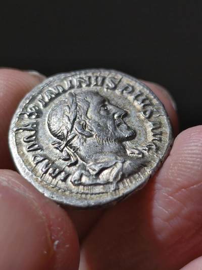 极美！马克西米努斯一世（公元235-238年）银币第纳里罗马打制，公元235-236年  正面：铭文“IMP MAXIMINVS PIVS AVG”（译为“最高统帅·马克西米努斯·虔敬者·奥古斯都”）；