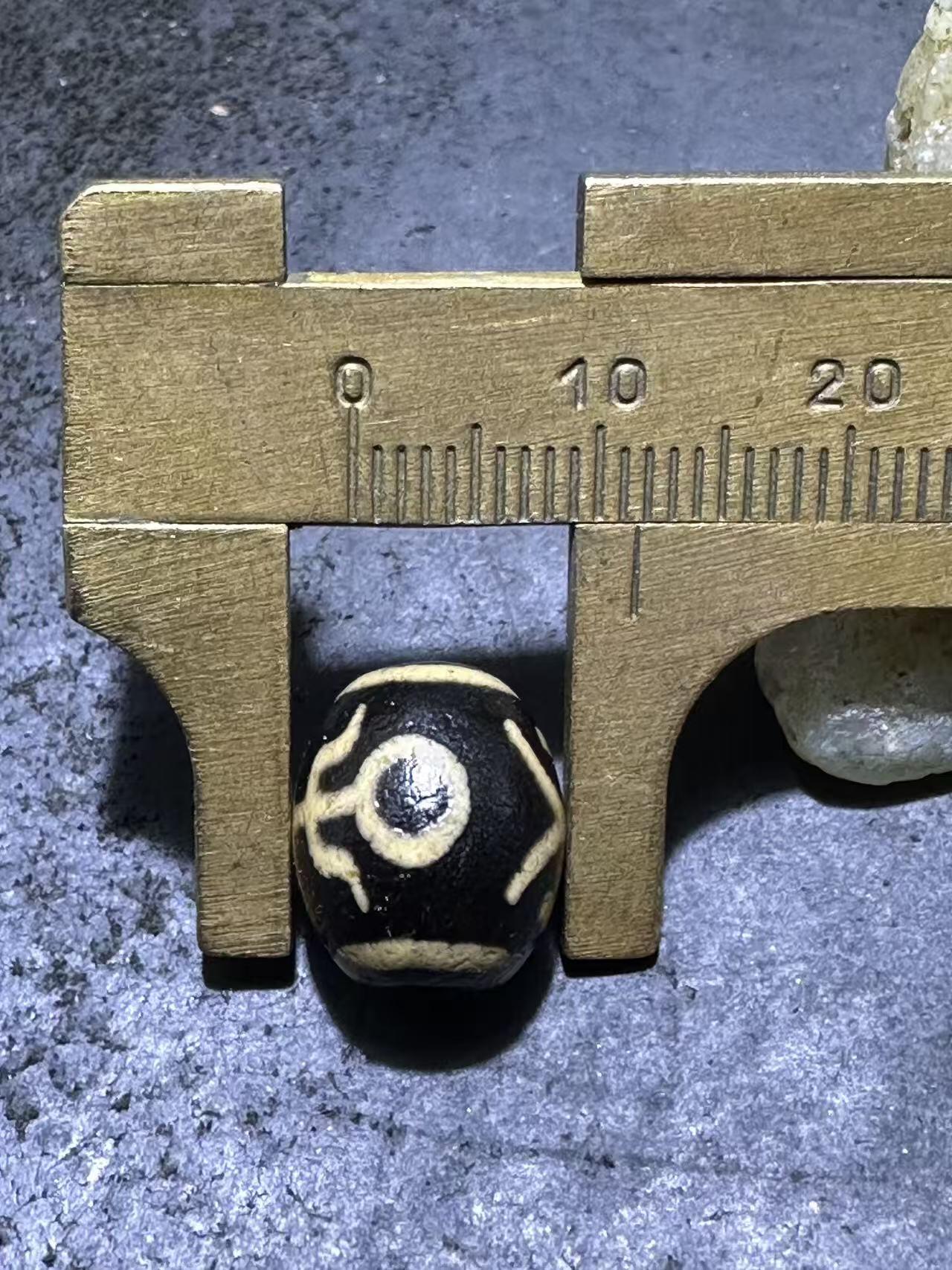 仅此一颗，精品藏传牙黄贵人玛瑙天珠一颗，。，