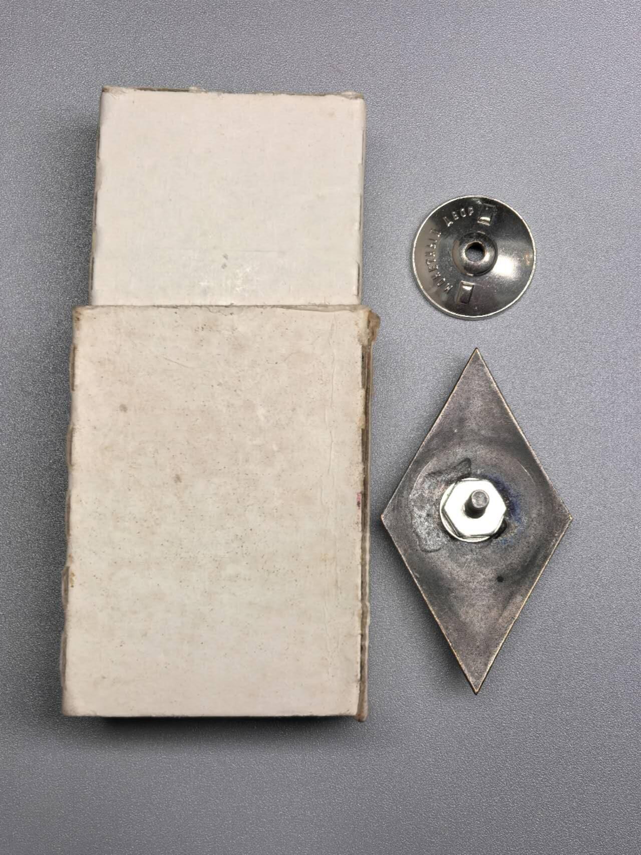 小驴勋章奖章收藏11月15日周六晚五点拍卖（珍爱和平，收藏战争，铭记历史，勿忘国耻，忠党爱国。有偿代拍，送拍规则在简介最后，参拍须阅读规则后再参拍，关系到运费包装发货时效真假辨别等关键信息，拍卖时不再发原图，看大图店主微信码在拍卖店铺介绍里）