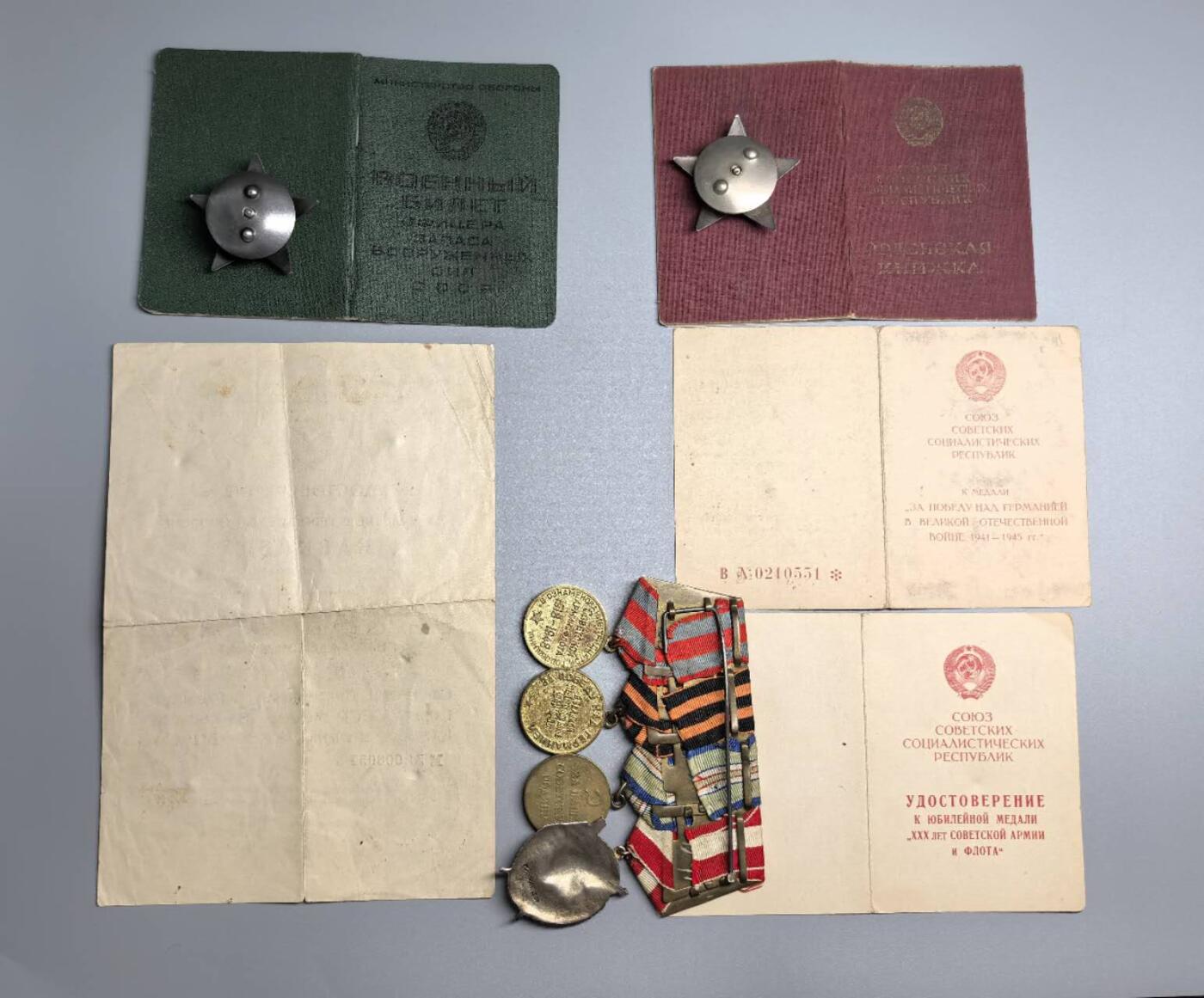 小驴勋章奖章收藏11月15日周六晚五点拍卖（珍爱和平，收藏战争，铭记历史，勿忘国耻，忠党爱国。有偿代拍，送拍规则在简介最后，参拍须阅读规则后再参拍，关系到运费包装发货时效真假辨别等关键信息，拍卖时不再发原图，看大图店主微信码在拍卖店铺介绍里） 二战红星两枚台阶版N0:145691,N01191731 ，红旗勋章（文字处脱皮），保卫高加索、战胜德国、建军三十周年，均带证书和部分电子档案。 主人：苏联空军工程兵少校 二战时是空军维修工程师，空军军校教官