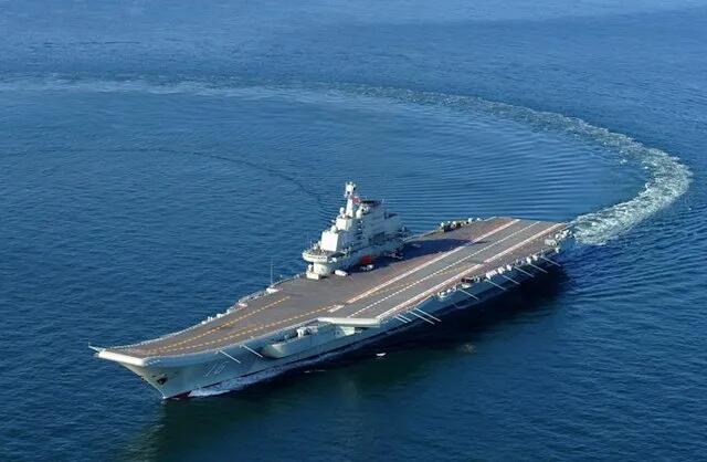 红色经典收藏拍卖专场第31期 辽宁舰钥匙扣 金色 出访纪念品