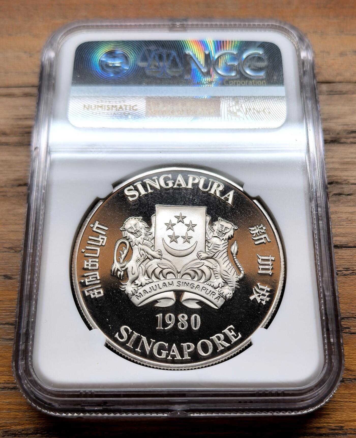 泉海漫舟·凡希社世界钱币微拍第三百十四期 1980新加坡通讯卫星10元大银精铸NGC-PF69UC