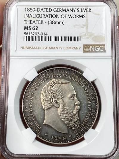 万国钱币拍卖第055期 - NGC MS62 1889年德国黑森-达姆施塔特路德维希四世皇家剧院落成典礼纪念银章 正面路德维希四世侧像 背面德意志第二帝国皇帝威廉二世与皇后奥古斯塔加冕 帝国鹰叼蛇的经典场景 罕见珍惜品种 仅见2枚 NGC唯一冠军分 麦稀奇首拍品种