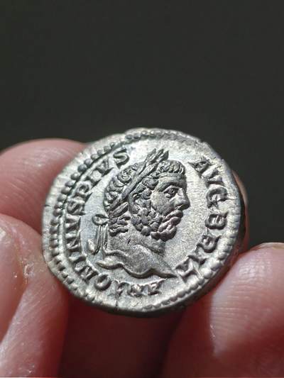 ms+极品！罗马帝国时期 卡拉卡拉（公元198-217年在位），银币第纳尔  正面：铭文“ANTONINVS PIVS AVG BRIT”安东尼努斯·虔敬的·奥古斯都·不列颠（征服者），卡拉卡拉戴月桂冠的头像朝右。 