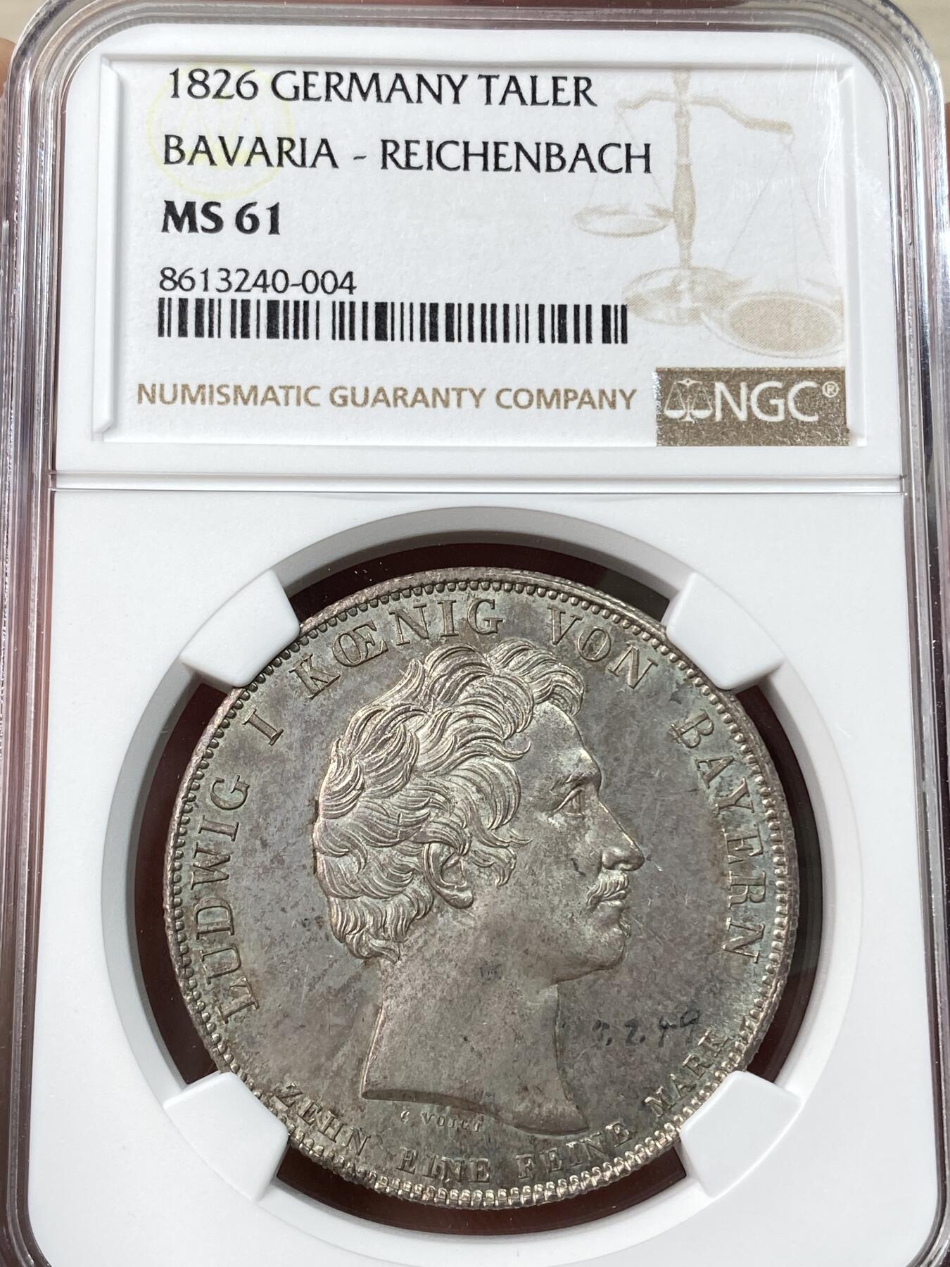 万国钱币拍卖第055期 NGC MS61 1826年德国巴伐利亚路德维希一世时期两位杰出科学家纪念大泰勒 币面有类似博物馆收藏编号的数字 1826年巴伐利亚赖兴巴赫和夫琅禾费相继去世 这是王国重大损失 路德维希一世发型此泰勒边铭文:为居功至伟者献上桂冠