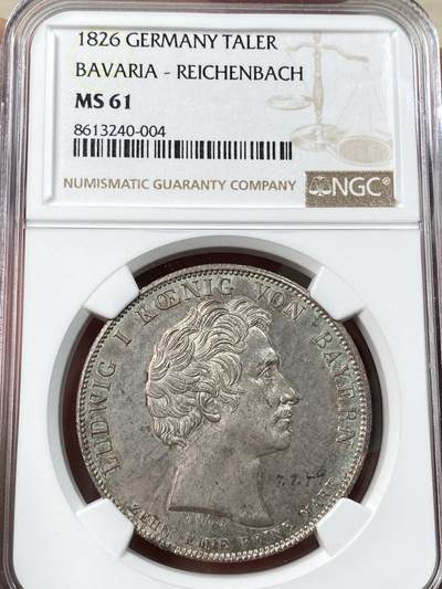万国钱币拍卖第055期 - NGC MS61 1826年德国巴伐利亚路德维希一世时期两位杰出科学家纪念大泰勒 币面有类似博物馆收藏编号的数字 1826年巴伐利亚赖兴巴赫和夫琅禾费相继去世 这是王国重大损失 路德维希一世发型此泰勒边铭文:为居功至伟者献上桂冠
