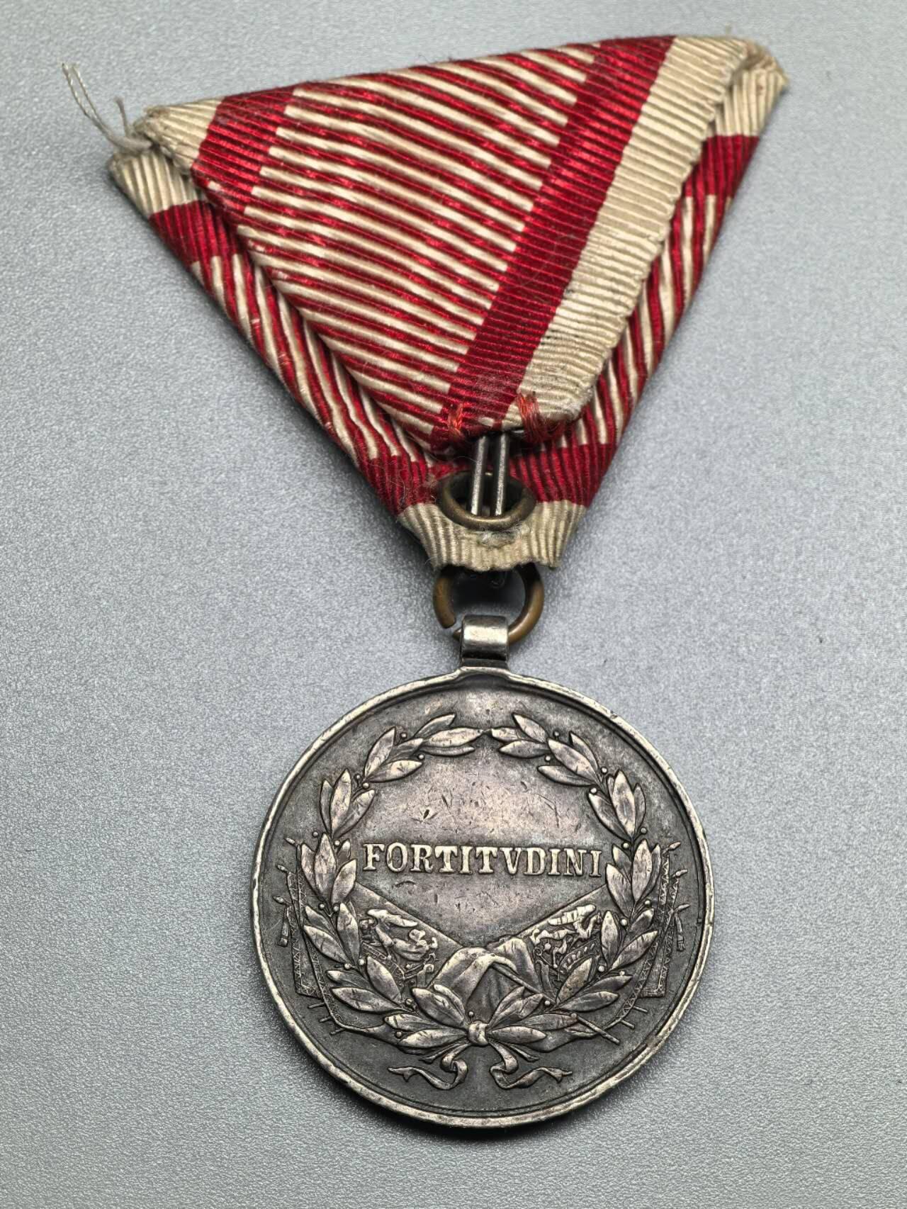 小驴勋章奖章收藏11月15日周六晚五点拍卖（珍爱和平，收藏战争，铭记历史，勿忘国耻，忠党爱国。有偿代拍，送拍规则在简介最后，参拍须阅读规则后再参拍，关系到运费包装发货时效真假辨别等关键信息，拍卖时不再发原图，看大图店主微信码在拍卖店铺介绍里） 奥匈帝国银级勇敢奖章，银制卡尔版