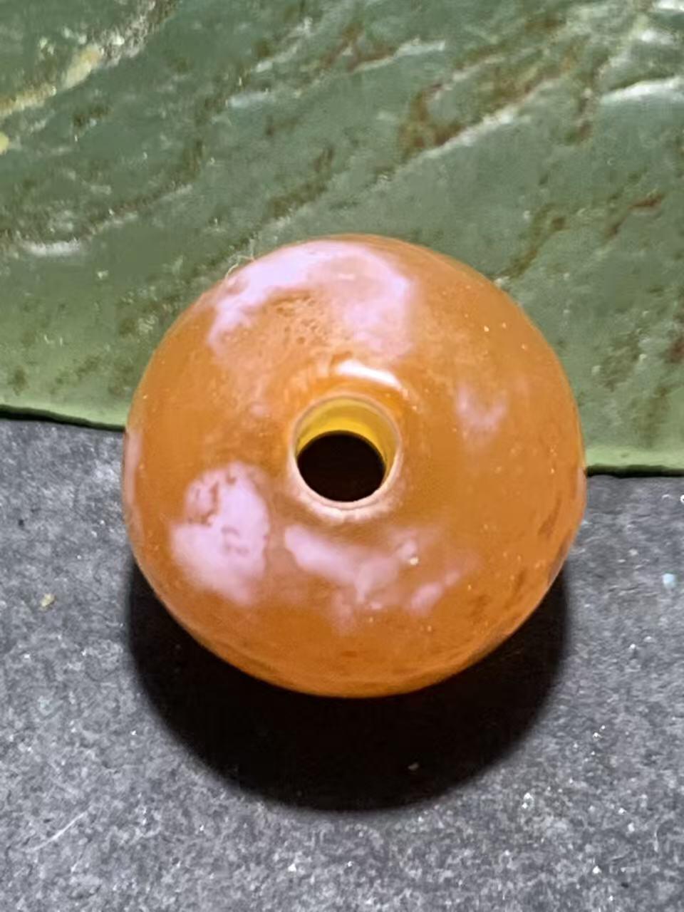 高玉化橘黄色奶油皮风化纹玛瑙随形老形珠一颗
