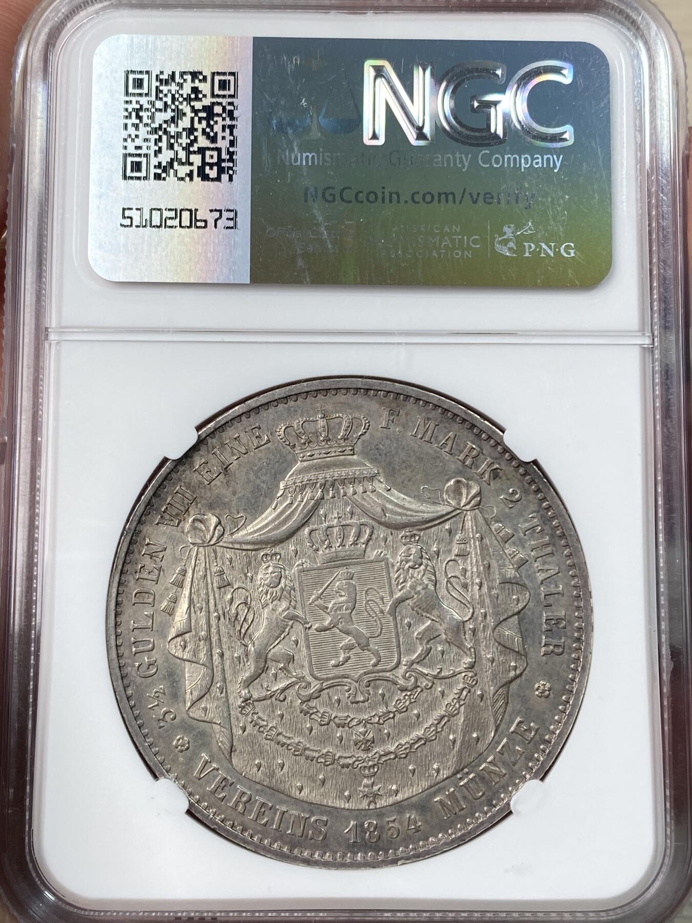 万国钱币拍卖第055期 NGC AU58 1854年德国黑森-达姆施塔特双狮纹章流通2泰勒 小邦中的超级难点 与另一版头像的黑森双狮不是一个级别的存在 单年发行43000枚且充分流通 NGC共4枚评级记录 PC最高分58  原味淡彩足以入藏的品质